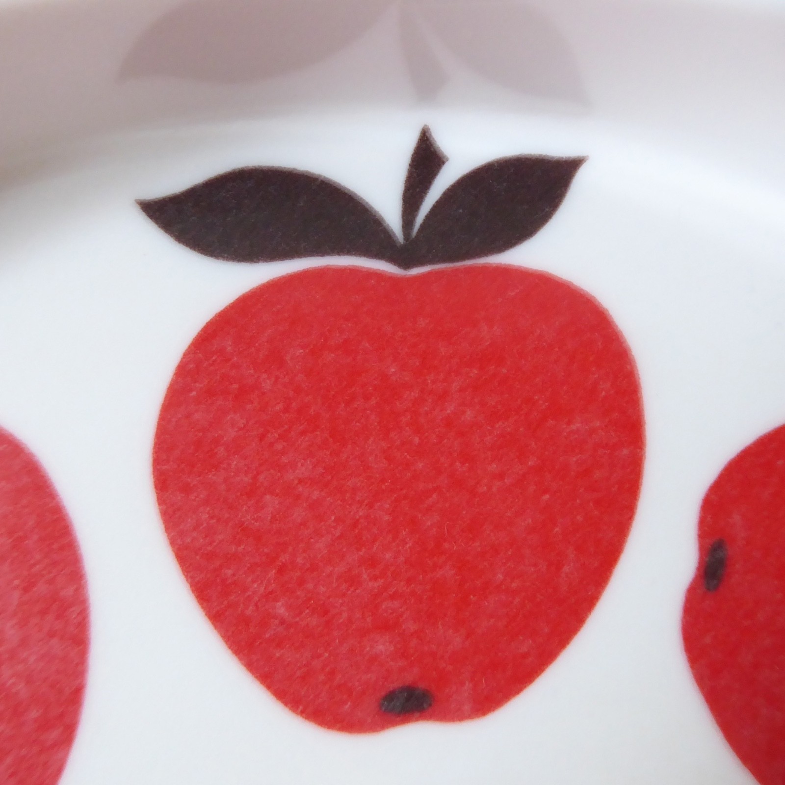 Swedish vintage melamine tray, red apples, white round. Drinks serving retro - Image 8