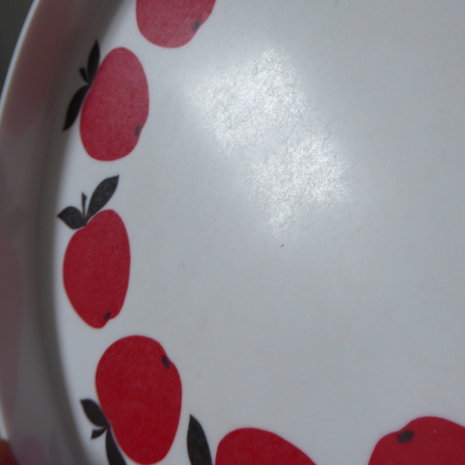 Swedish vintage melamine tray, red apples, white round. Drinks serving retro - Image 9