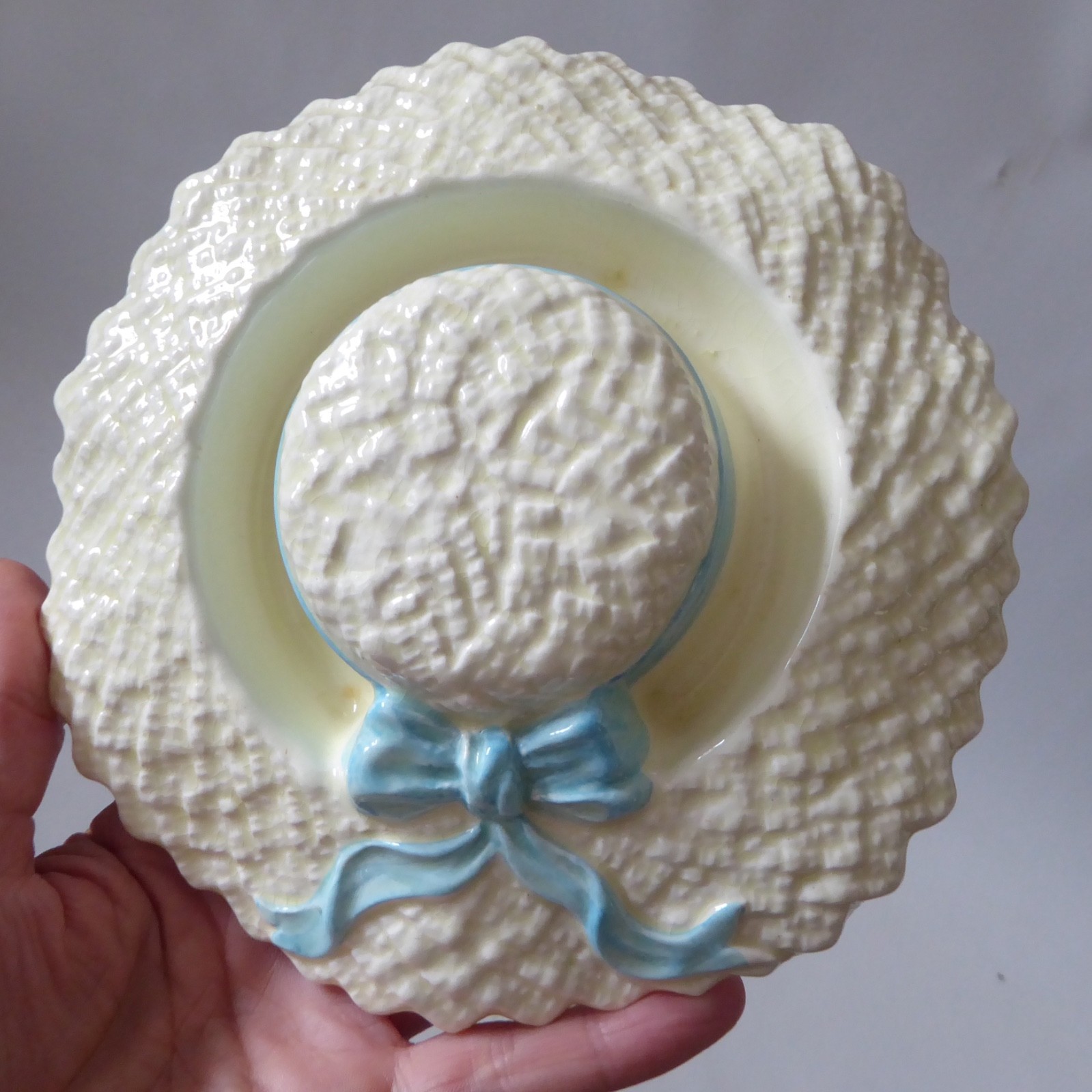 Sylvac Falcon Ware straw hat bonnet table posy round vase, blue ribbon. Vintage - Image 3