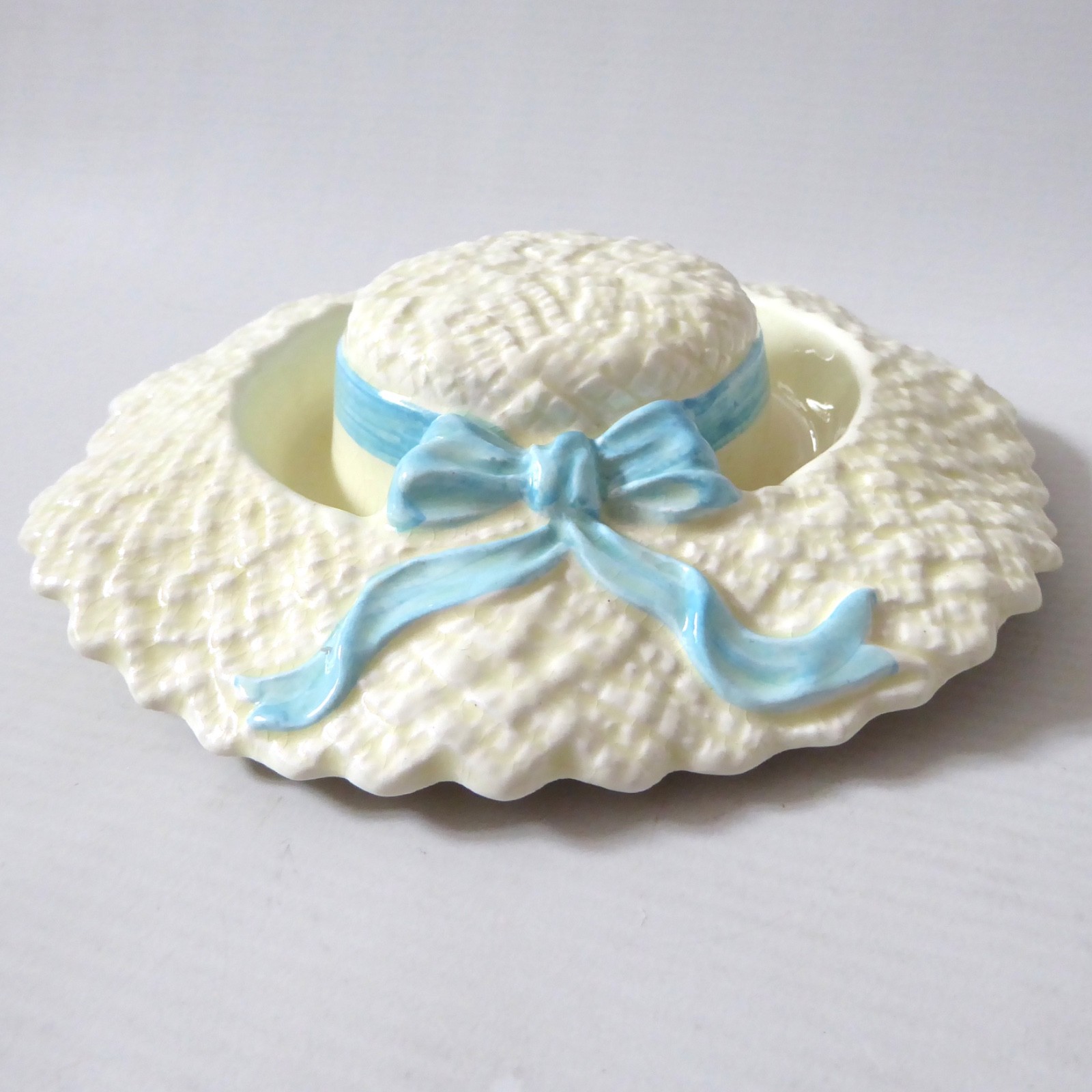 Sylvac Falcon Ware straw hat bonnet table posy round vase, blue ribbon. Vintage - Image 4