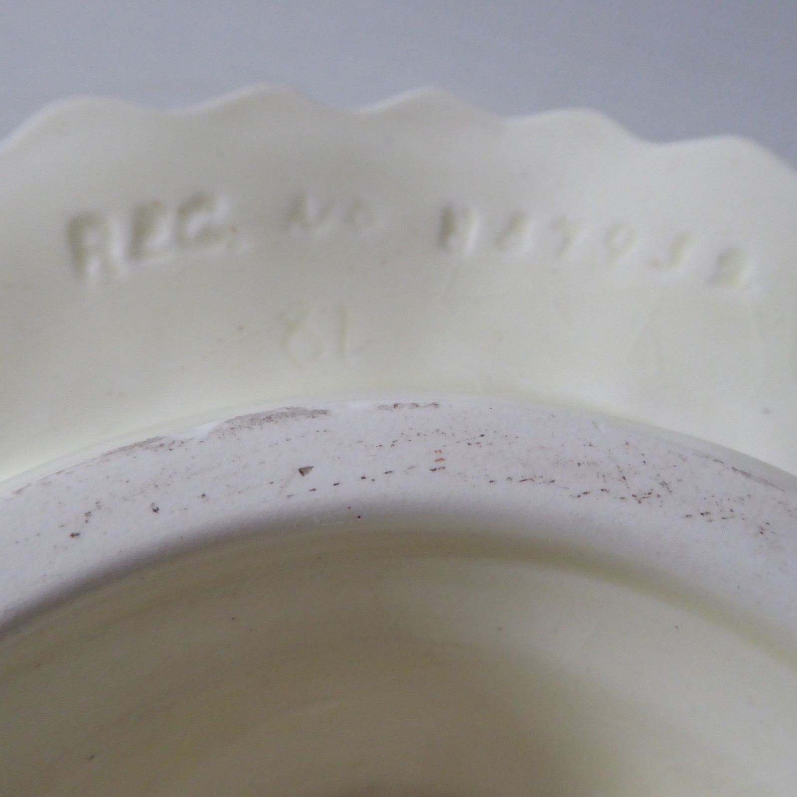 Sylvac Falcon Ware straw hat bonnet table posy round vase, blue ribbon. Vintage - Image 9