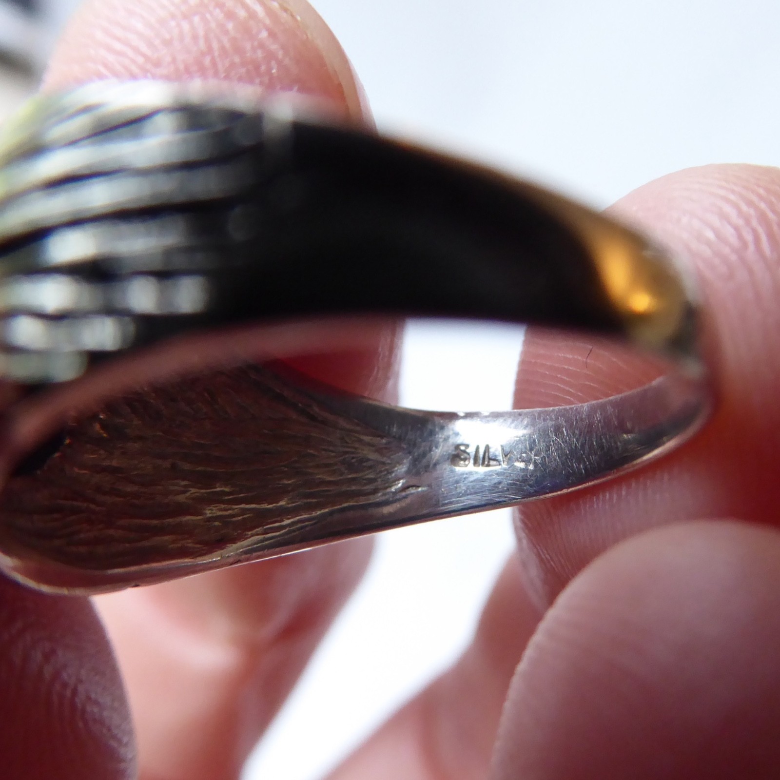 Vintage silver ring & blue glass stone, modernist linear textured domed. Size K - Image 11