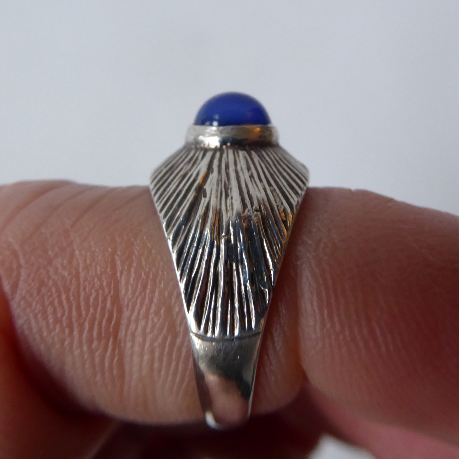 Vintage silver ring & blue glass stone, modernist linear textured domed. Size K - Image 13