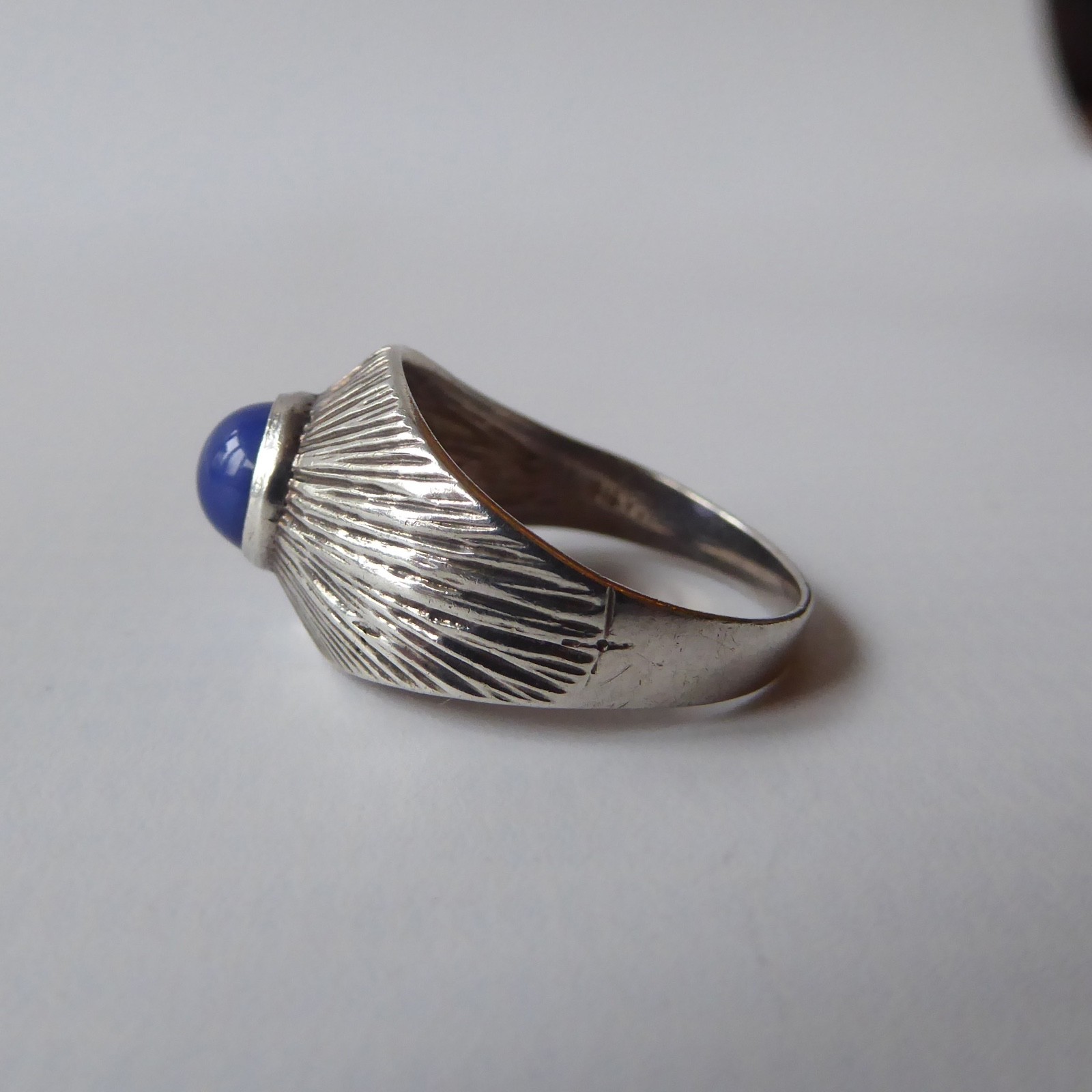 Vintage silver ring & blue glass stone, modernist linear textured domed. Size K - Image 4