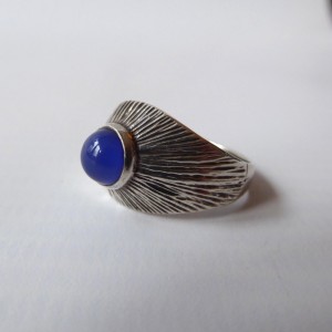 Vintage silver ring & blue glass stone, modernist linear textured domed. Size K