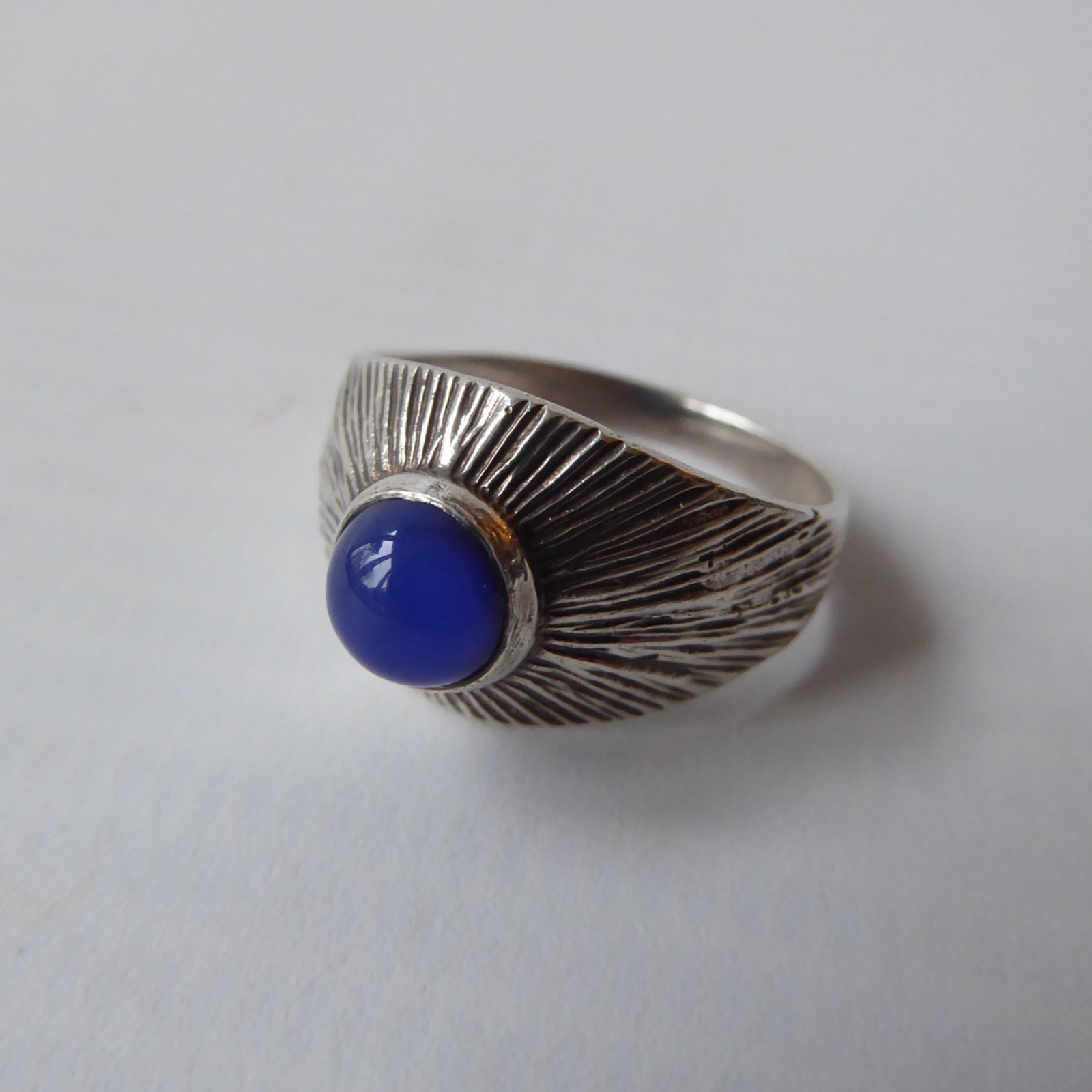 Vintage silver ring & blue glass stone, modernist linear textured domed. Size K - Image 5