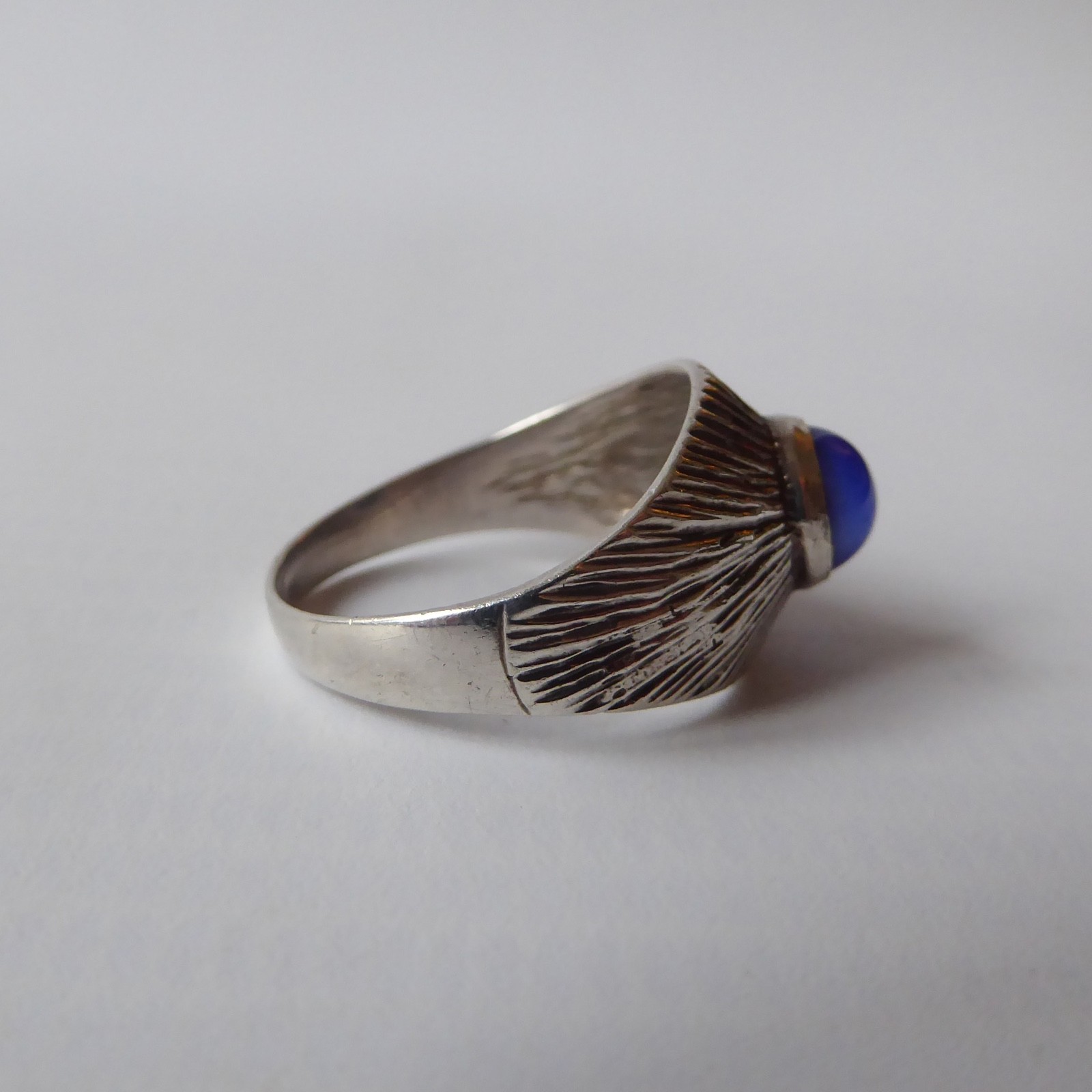 Vintage silver ring & blue glass stone, modernist linear textured domed. Size K - Image 8