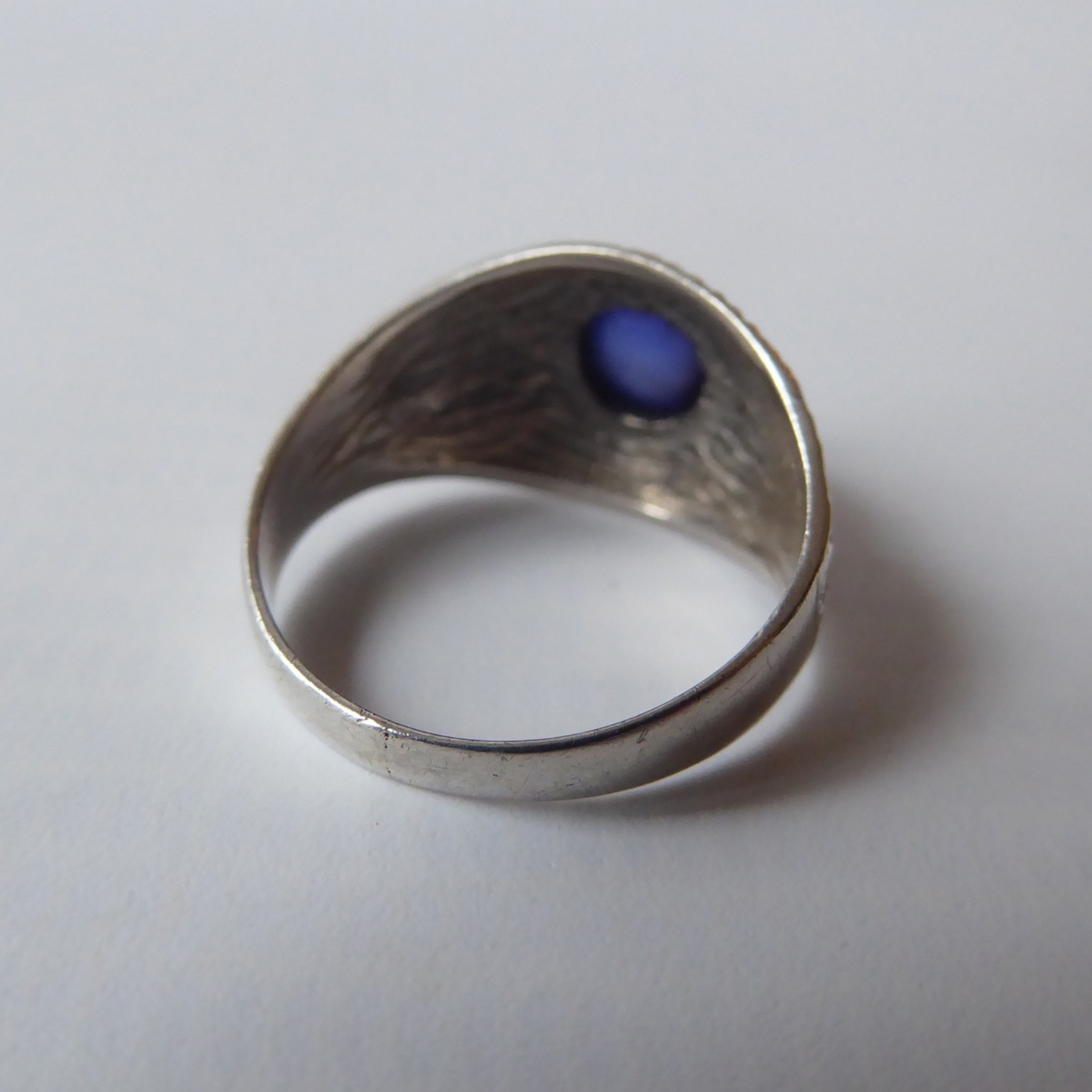 Vintage silver ring & blue glass stone, modernist linear textured domed. Size K - Image 9