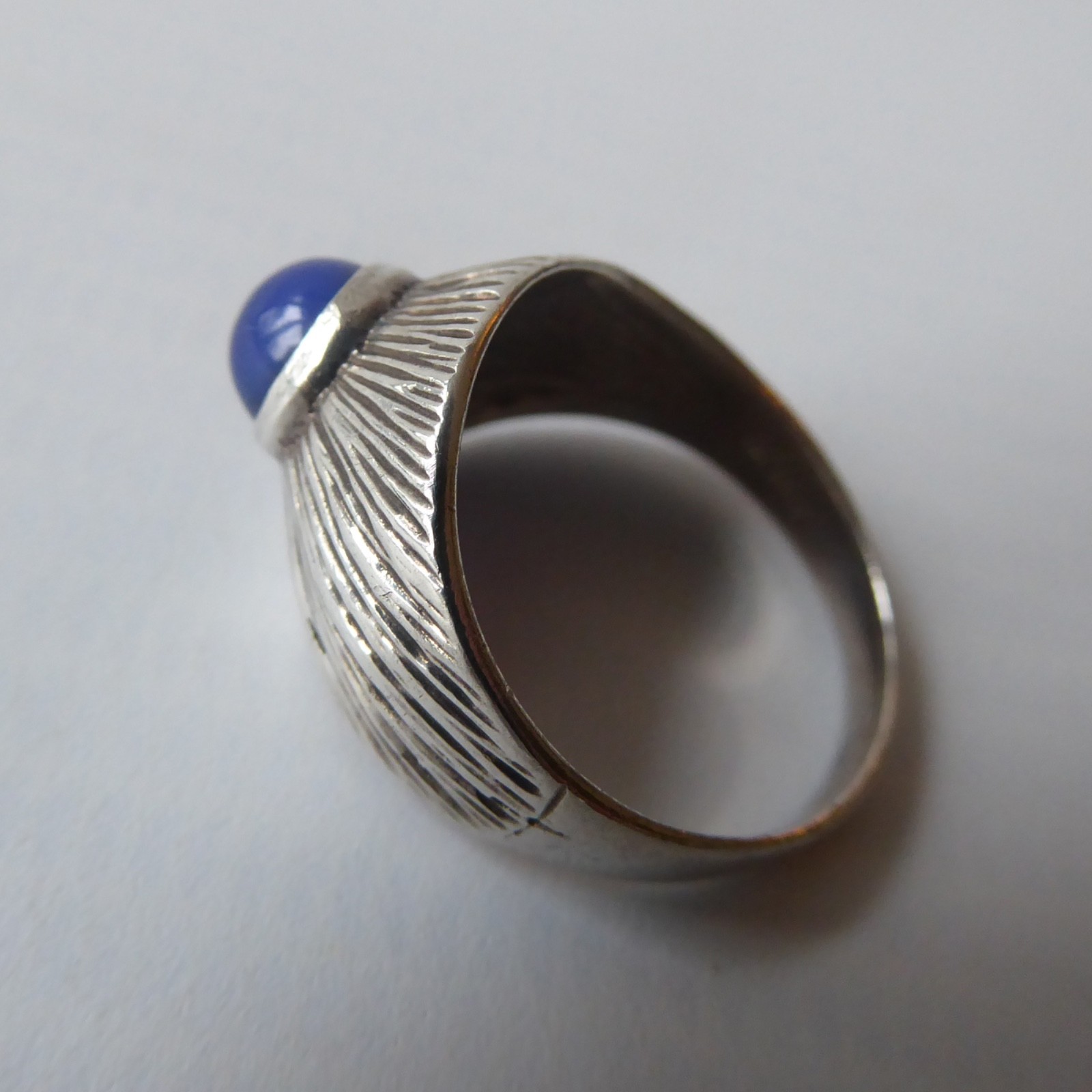 Vintage silver ring & blue glass stone, modernist linear textured domed. Size K - Image 10