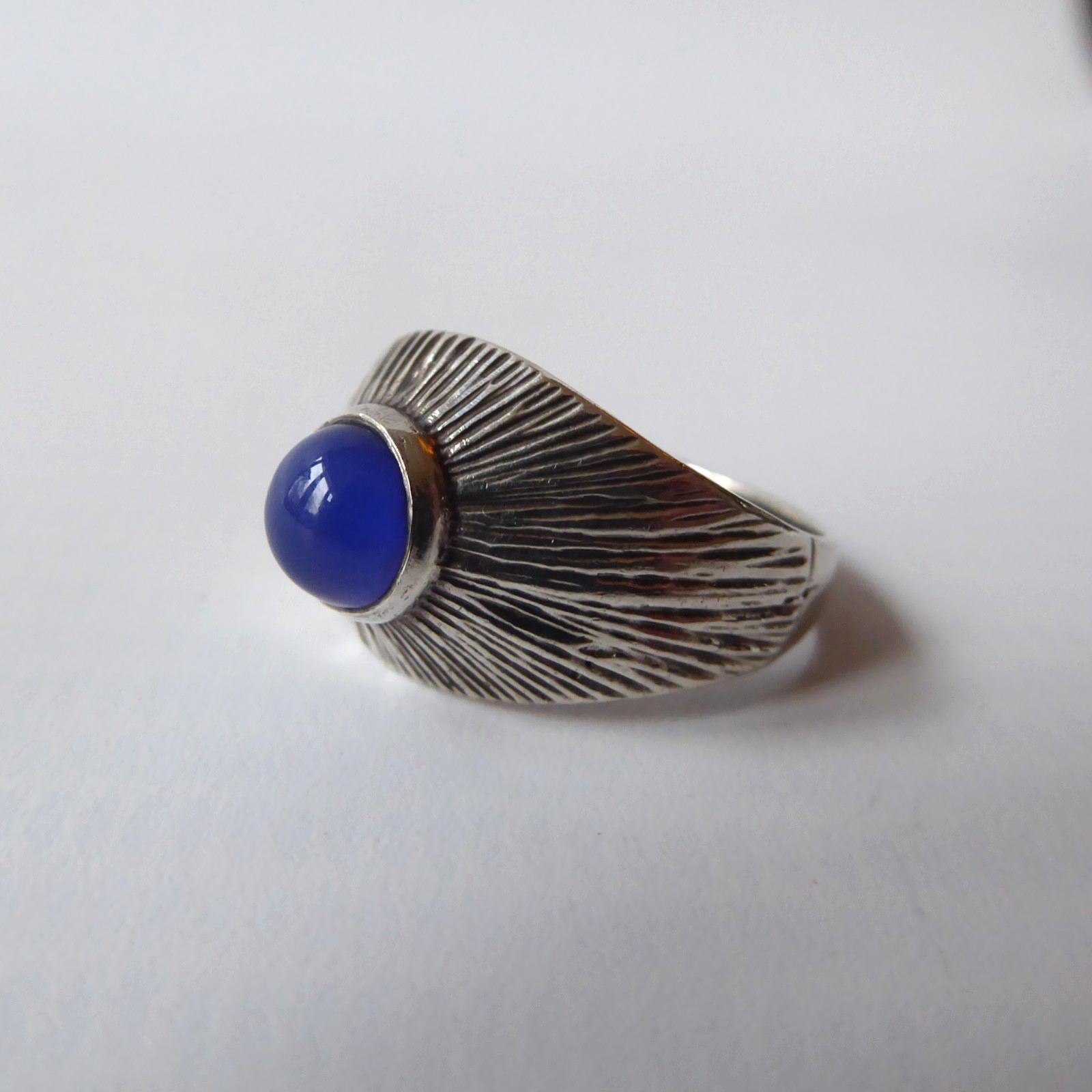 Vintage silver ring & blue glass stone, modernist linear textured domed. Size K