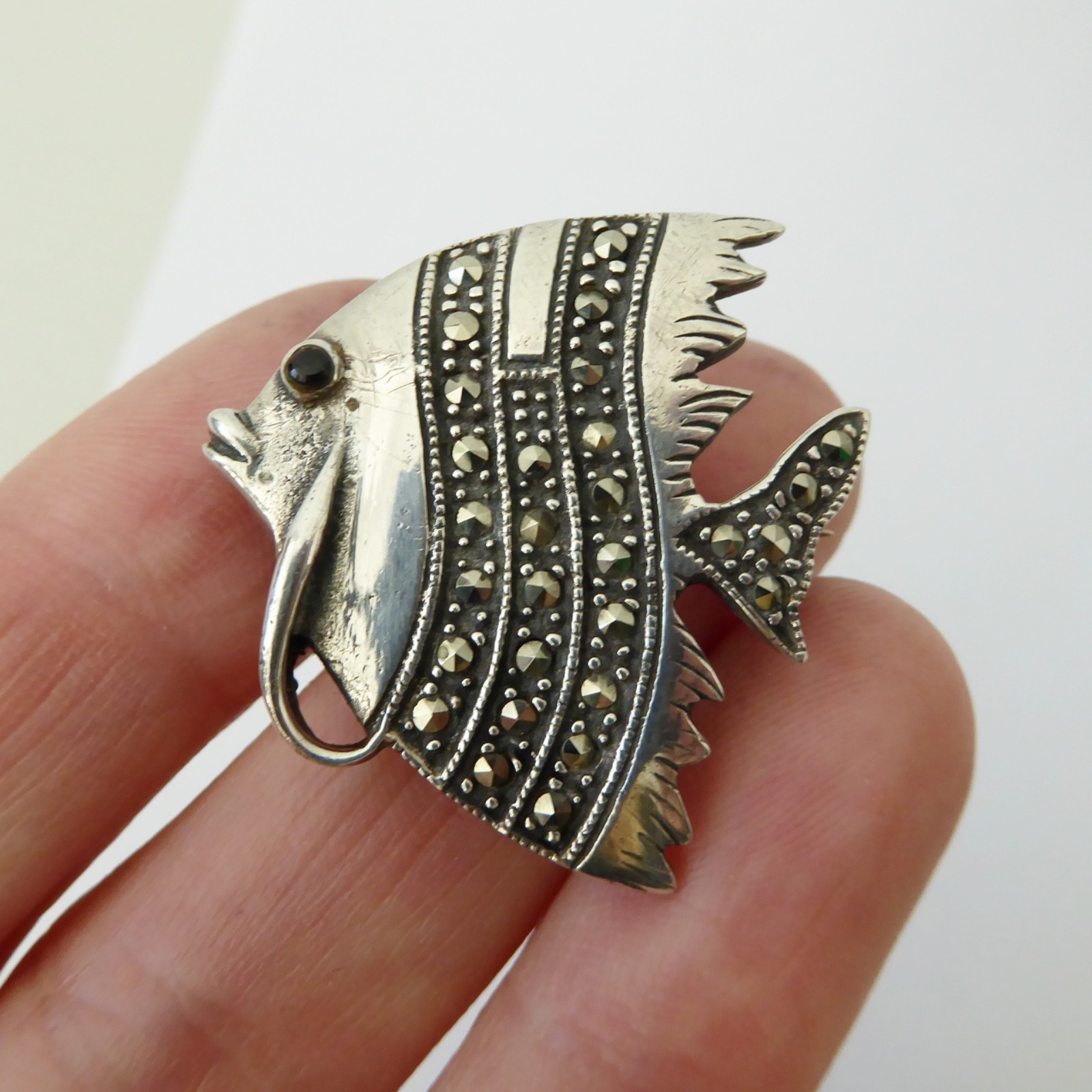 Vintage sterling silver 925 fish brooch + fine marcasite gemstones. Retro kitsch - Image 11