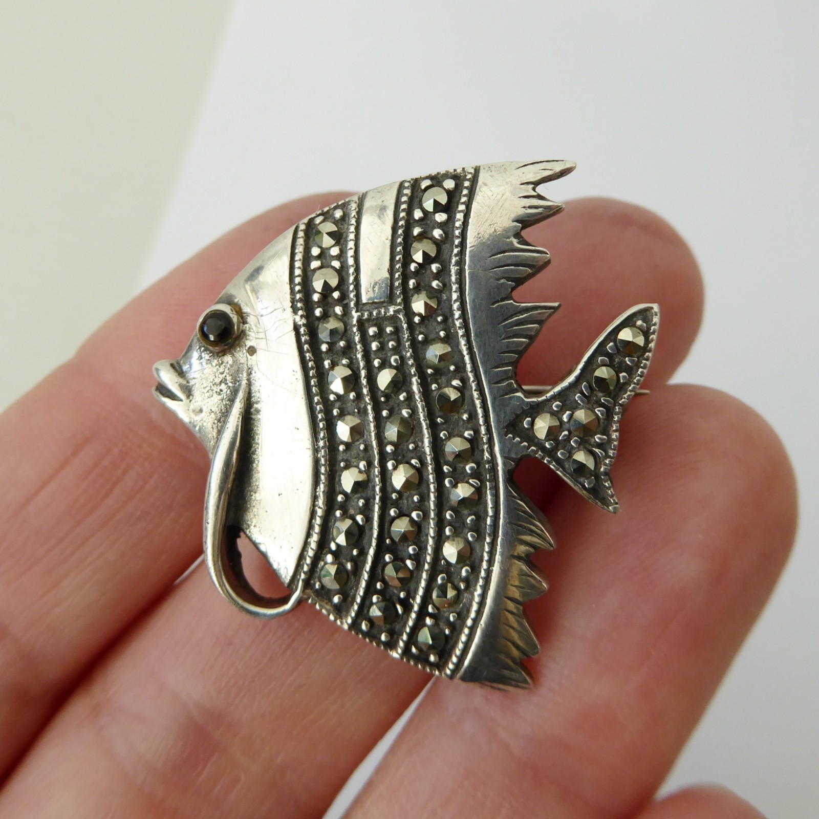 Vintage sterling silver 925 fish brooch + fine marcasite gemstones. Retro kitsch - Image 2