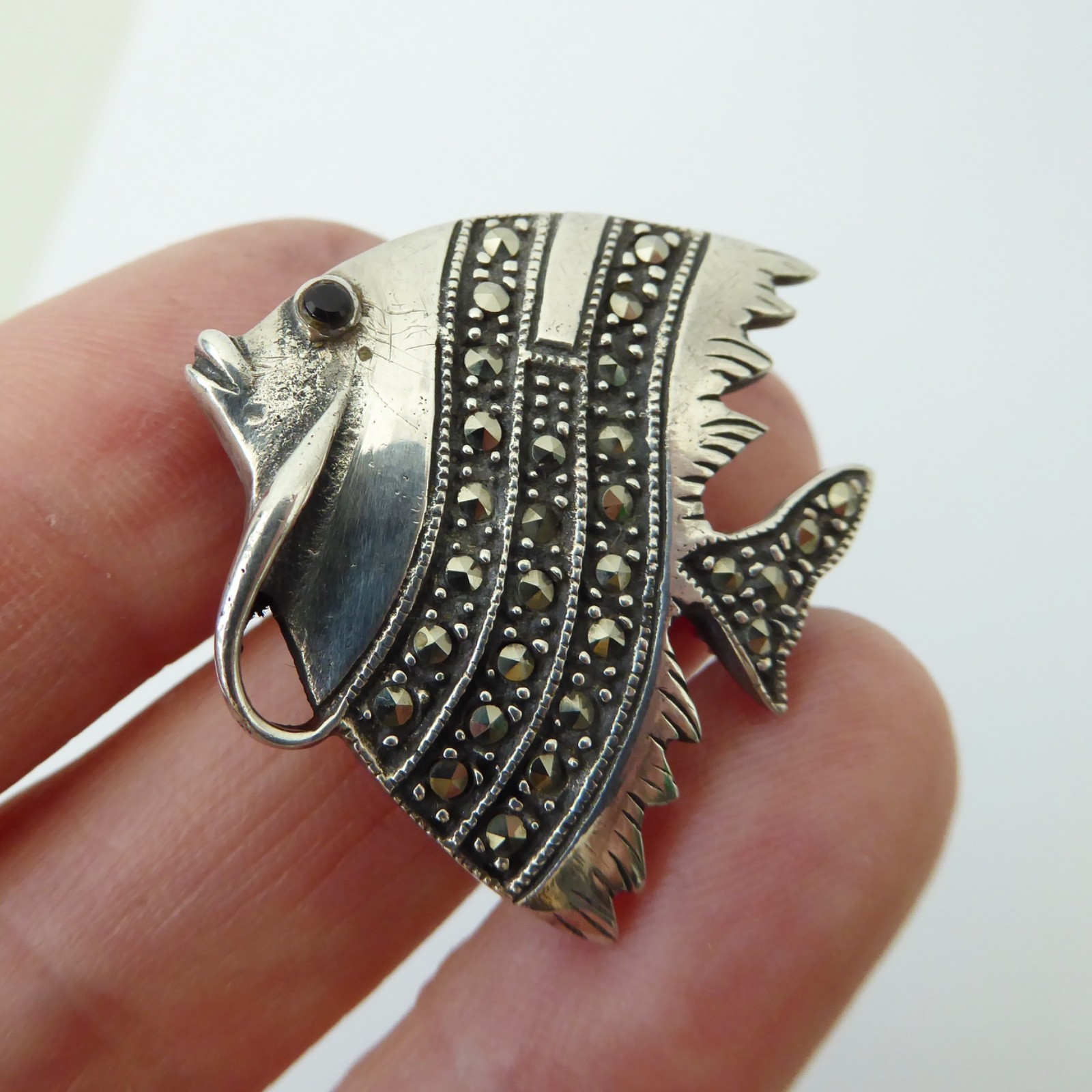 Vintage sterling silver 925 fish brooch + fine marcasite gemstones. Retro kitsch - Image 3