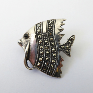 Vintage sterling silver 925 fish brooch + fine marcasite gemstones. Retro kitsch