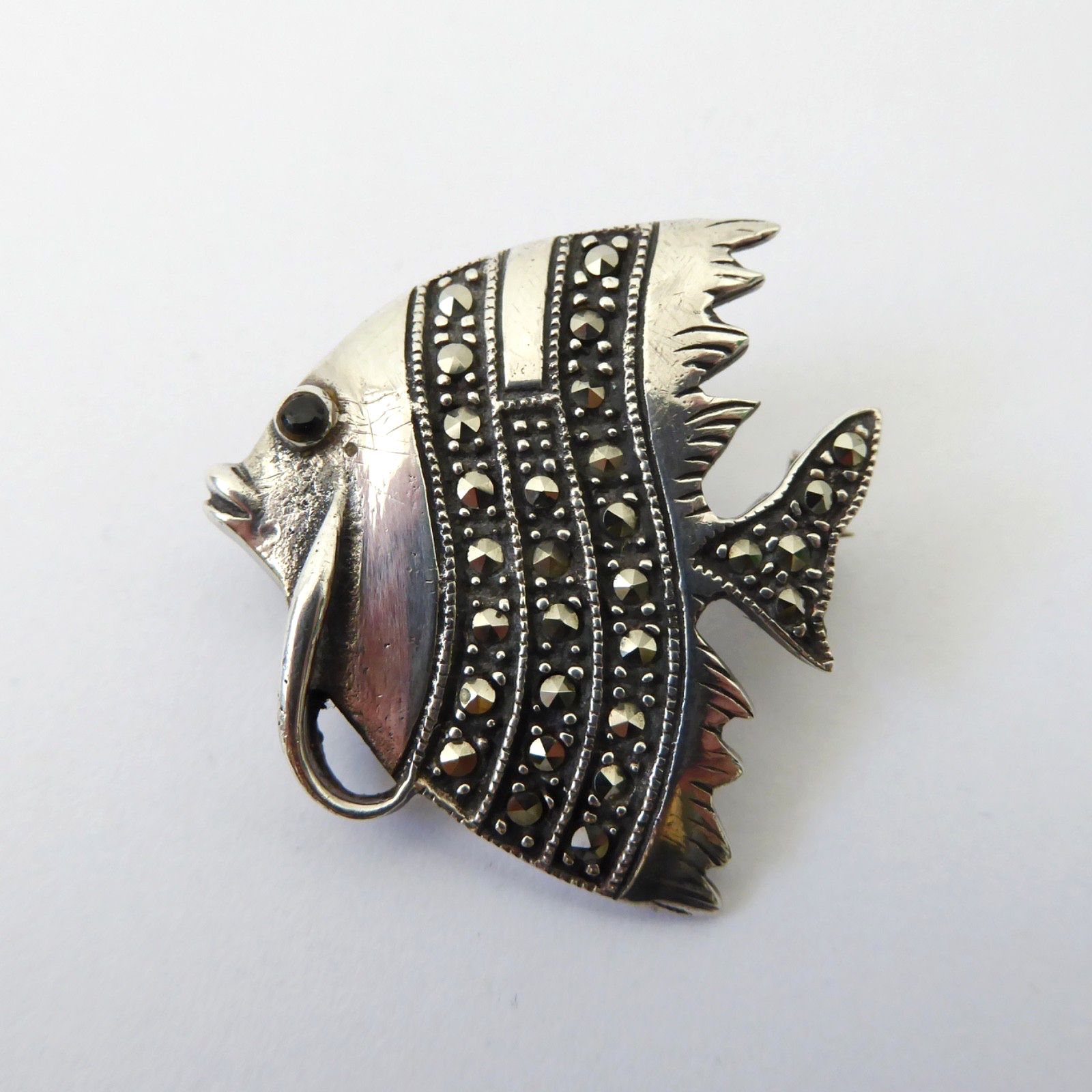 Vintage sterling silver 925 fish brooch + fine marcasite gemstones. Retro kitsch