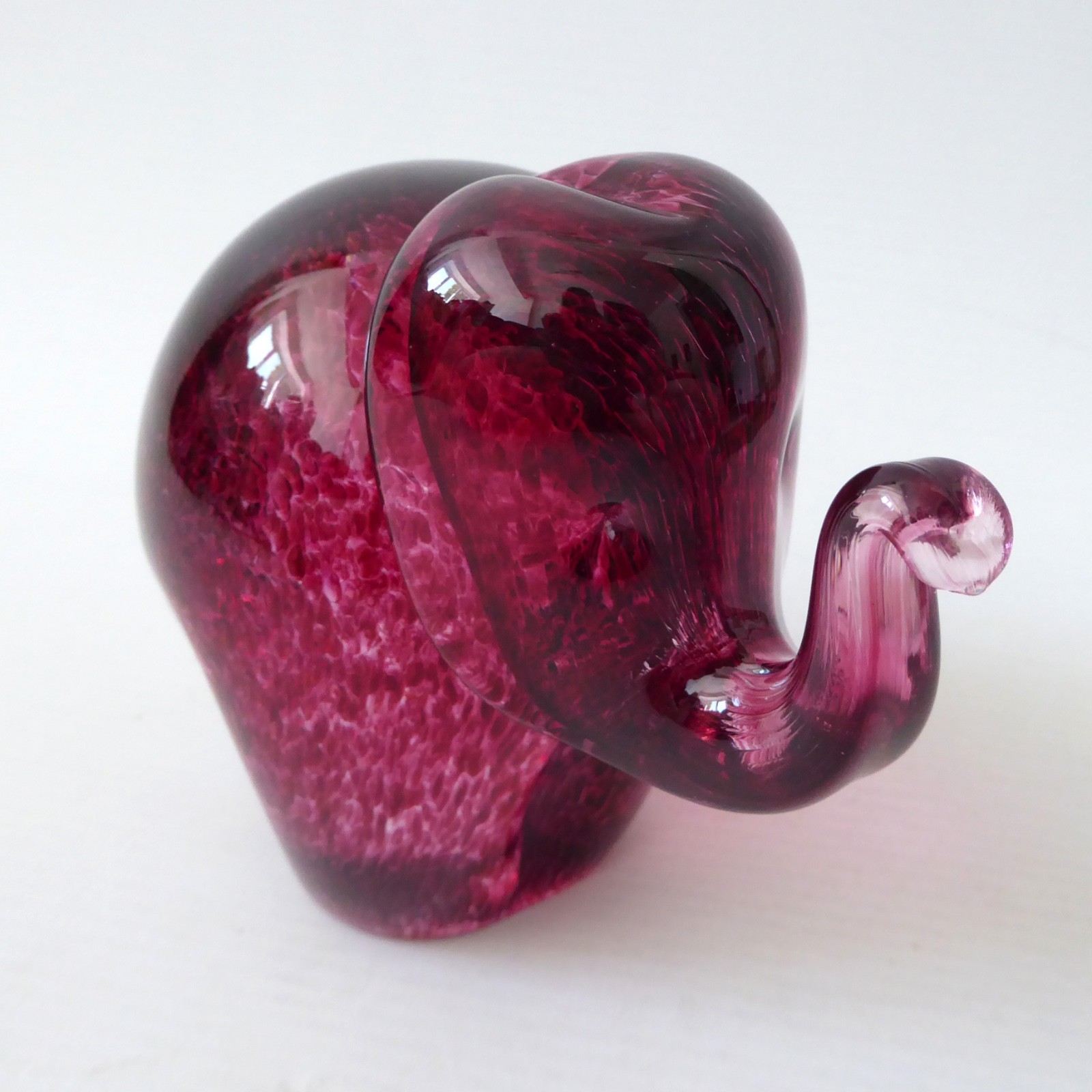 Wedgwood speckled pink art glass elephant paperweight ornament RSW405, vintage - Image 5