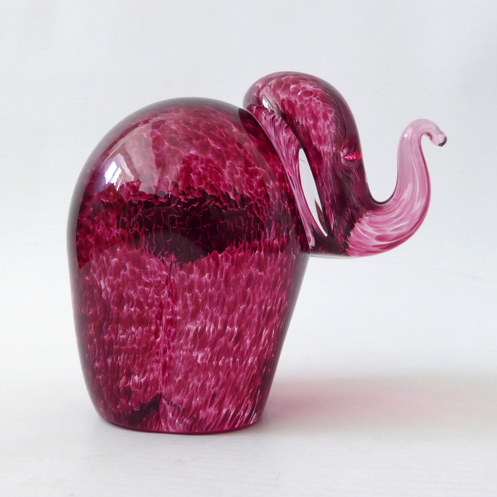 Wedgwood speckled pink art glass elephant paperweight ornament RSW405, vintage - Image 6