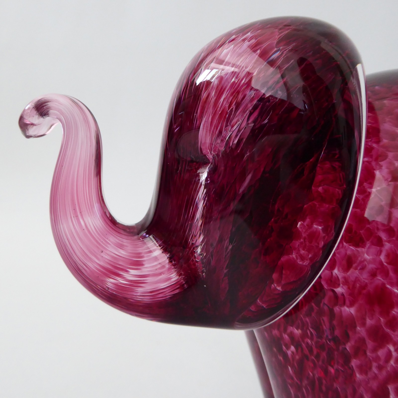 Wedgwood speckled pink art glass elephant paperweight ornament RSW405, vintage - Image 8