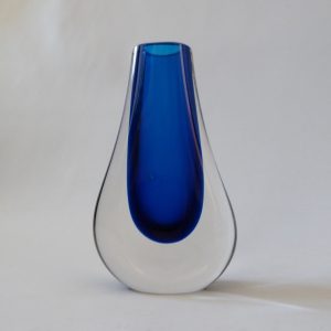Whitefriars cased blue 5.5" art glass vase #9572, 1960s. Vintage/retro teardrop