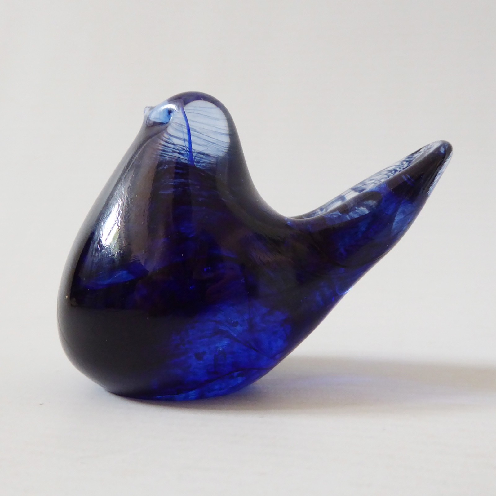 Isle of Wight Studio art glass blue bird paperweight. The Original sticker 1990s - Image 2
