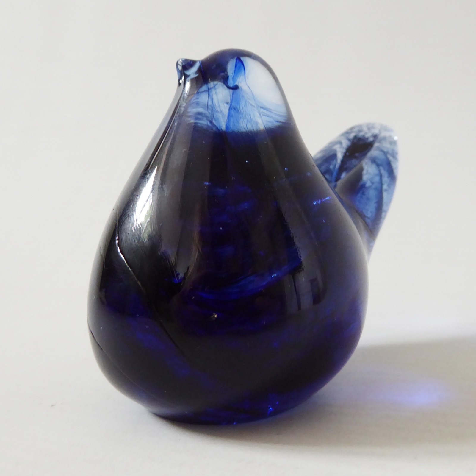 Isle of Wight Studio art glass blue bird paperweight. The Original sticker 1990s - Image 4