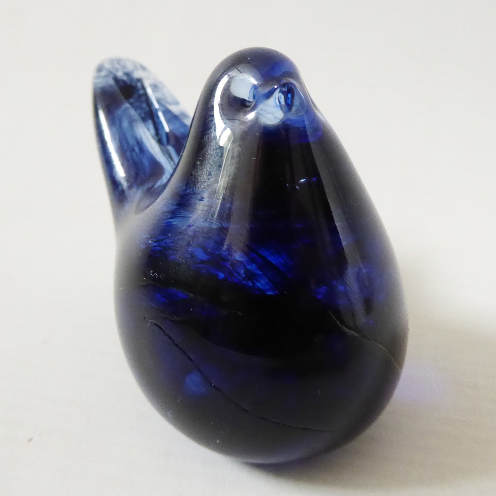 Isle of Wight Studio art glass blue bird paperweight. The Original sticker 1990s - Image 5