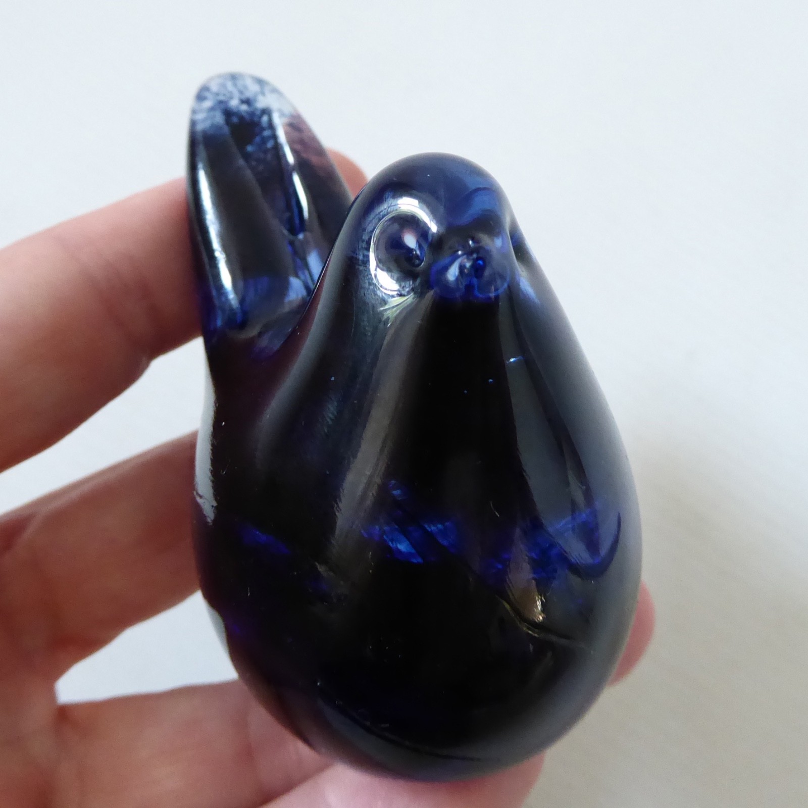 Isle of Wight Studio art glass blue bird paperweight. The Original sticker 1990s - Image 9