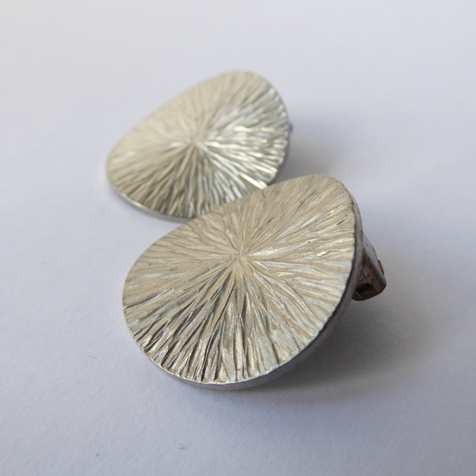 Jorgen Jensen 57A pewter clip-on earrings, Danish modernist sunburst vintage 60s - Image 4