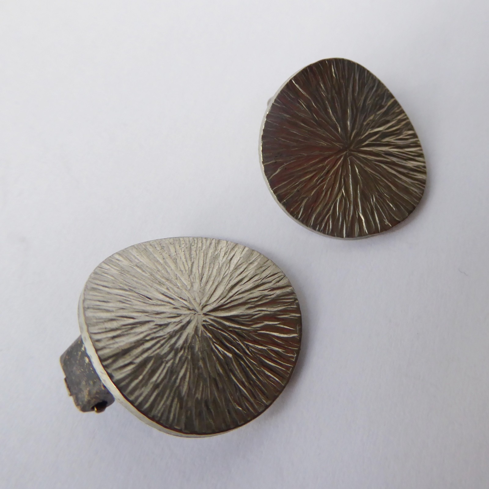 Jorgen Jensen 57A pewter clip-on earrings, Danish modernist sunburst vintage 60s - Image 7