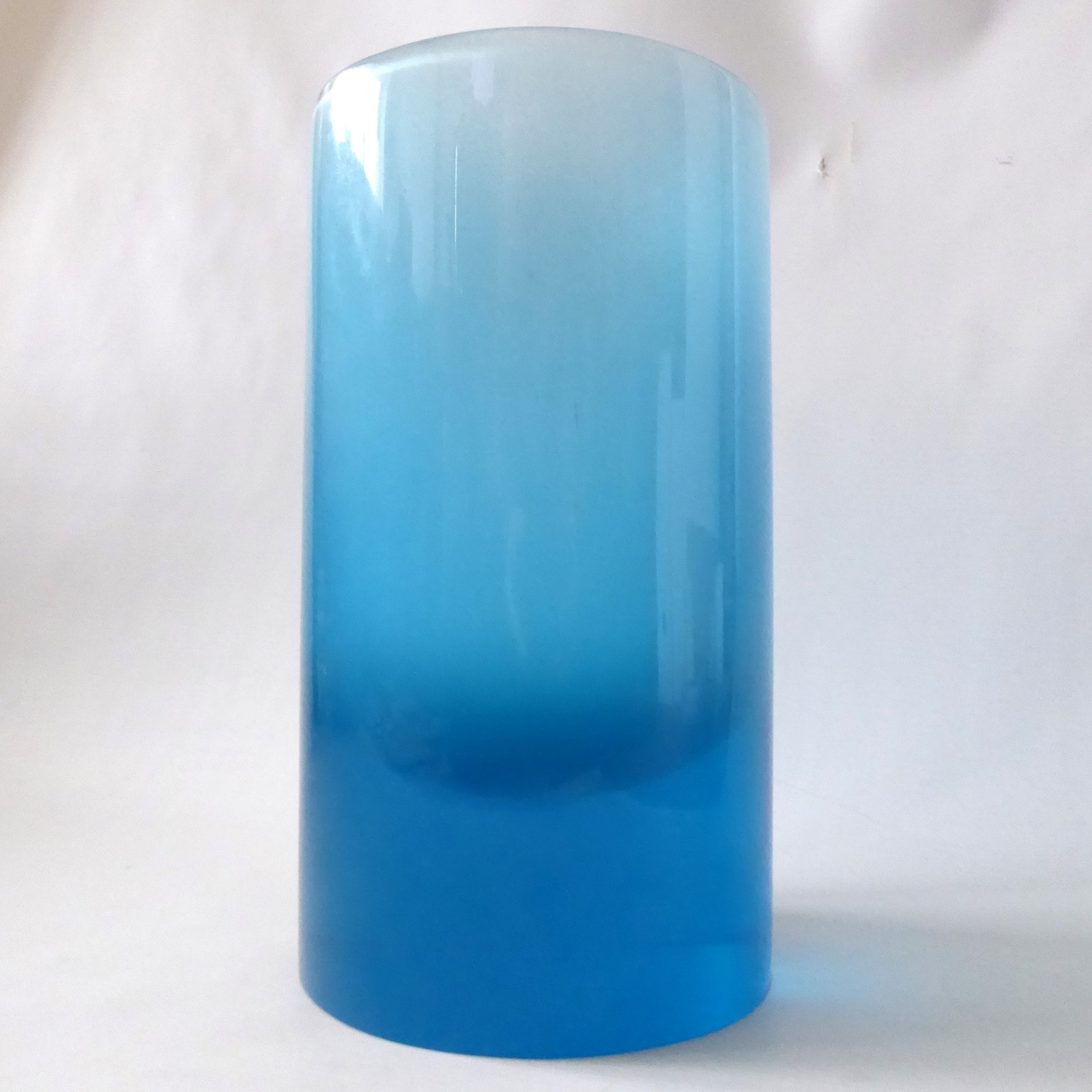 Large blue lucite perspex acrylic cylinder vase, cylinder frosted inner. Retro - Image 3