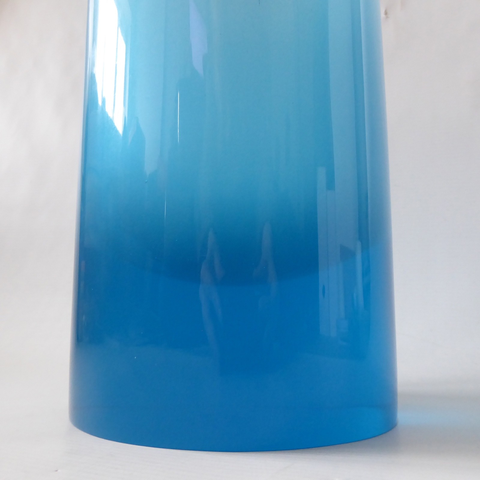 Large blue lucite perspex acrylic cylinder vase, cylinder frosted inner. Retro - Image 5