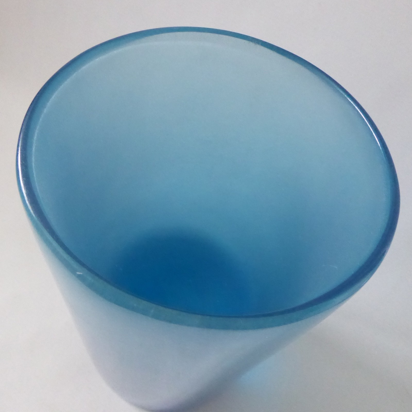 Large blue lucite perspex acrylic cylinder vase, cylinder frosted inner. Retro - Image 6