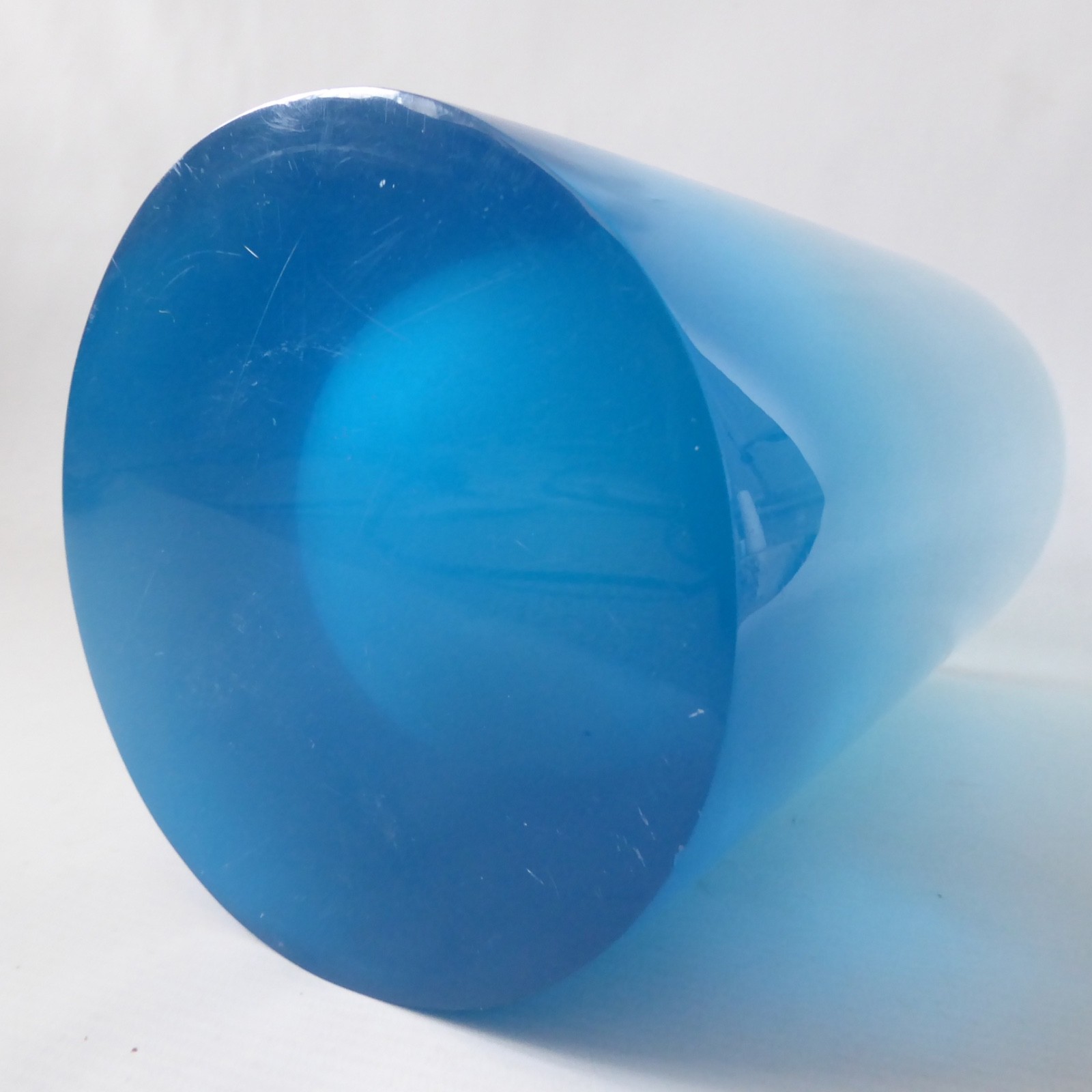 Large blue lucite perspex acrylic cylinder vase, cylinder frosted inner. Retro - Image 8