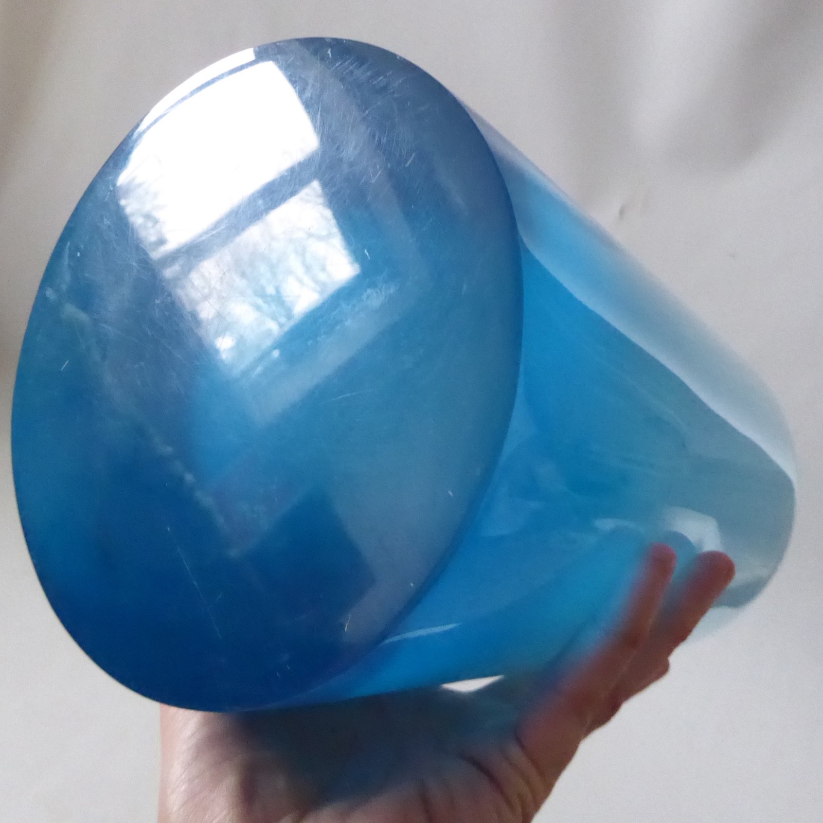 Large blue lucite perspex acrylic cylinder vase, cylinder frosted inner. Retro - Image 9