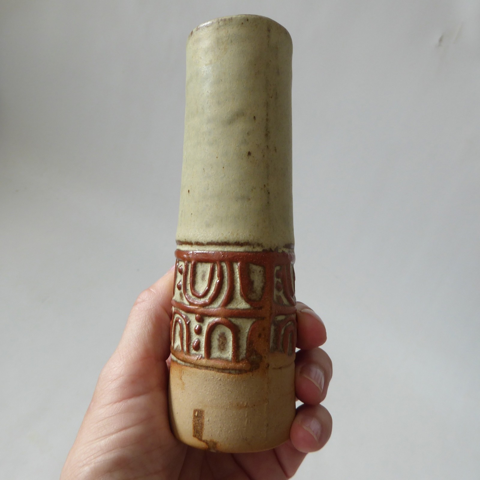 Louis Hudson studio pottery chimney vase, handmade slab built clay 15cm cylinder - Image 5
