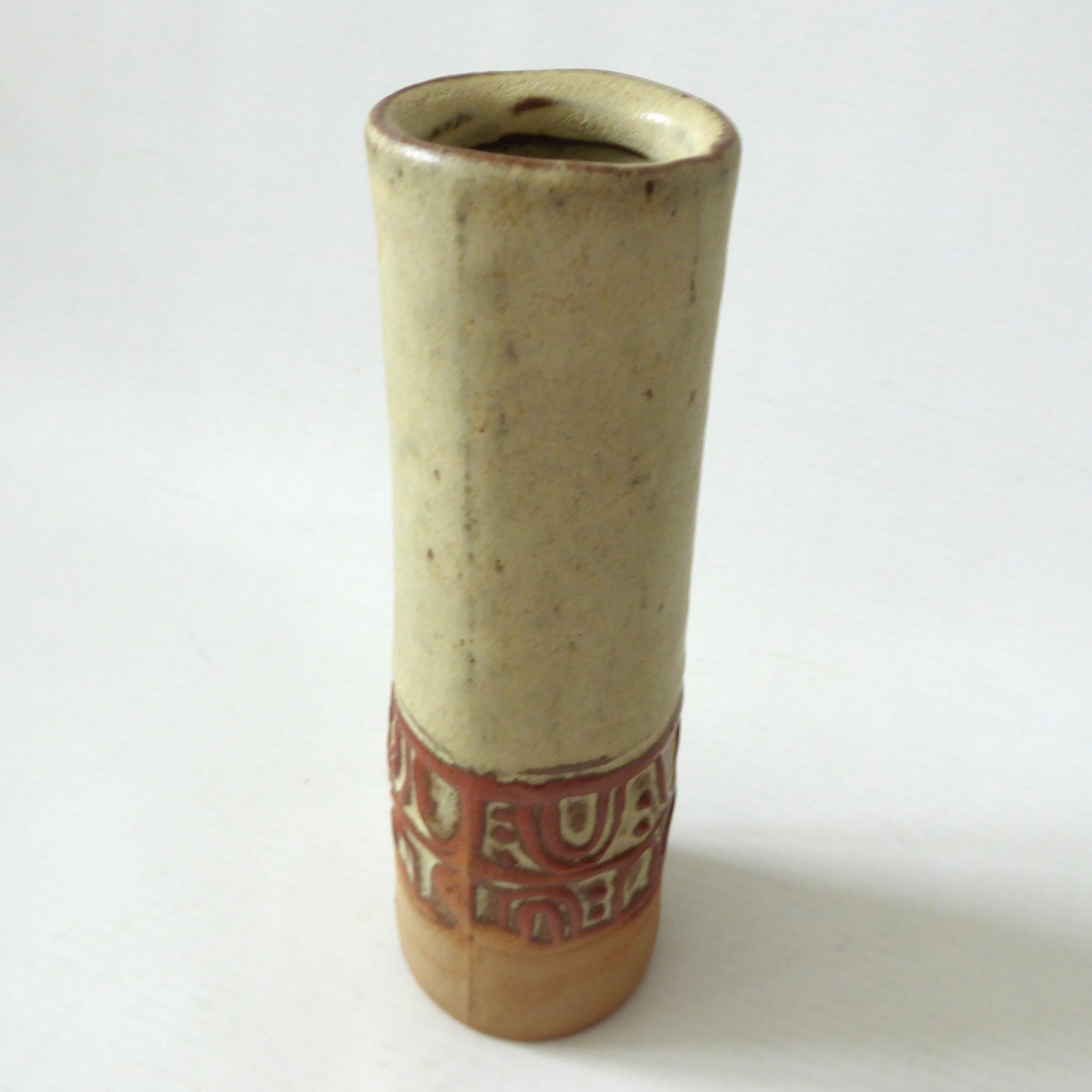 Louis Hudson studio pottery chimney vase, handmade slab built clay 15cm cylinder - Image 7