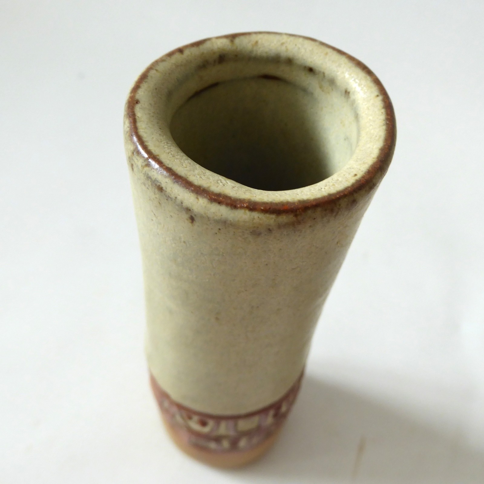 Louis Hudson studio pottery chimney vase, handmade slab built clay 15cm cylinder - Image 8