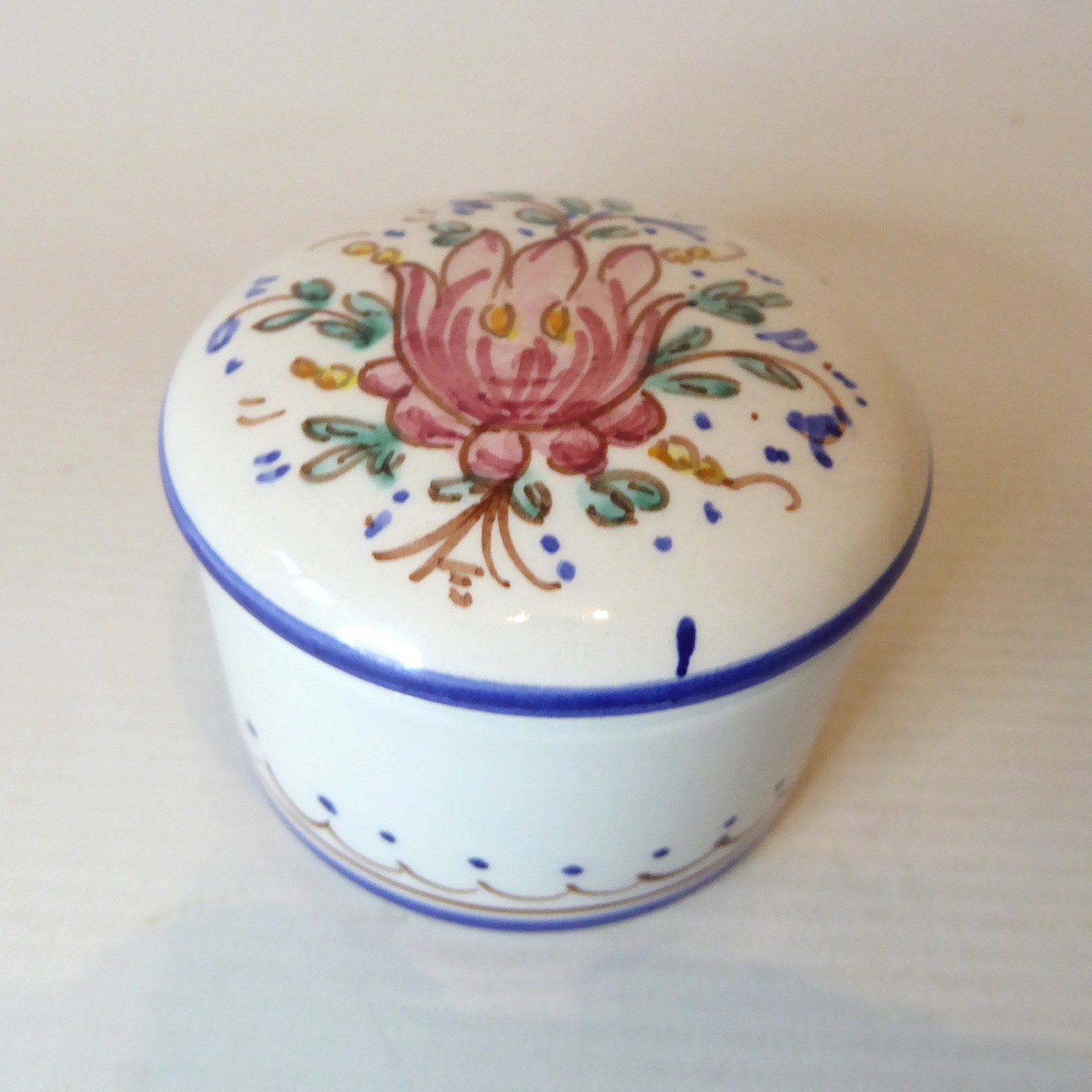Magnanelli Gubbio Italy ceramic porcelain trinket container box, small lidded - Image 3