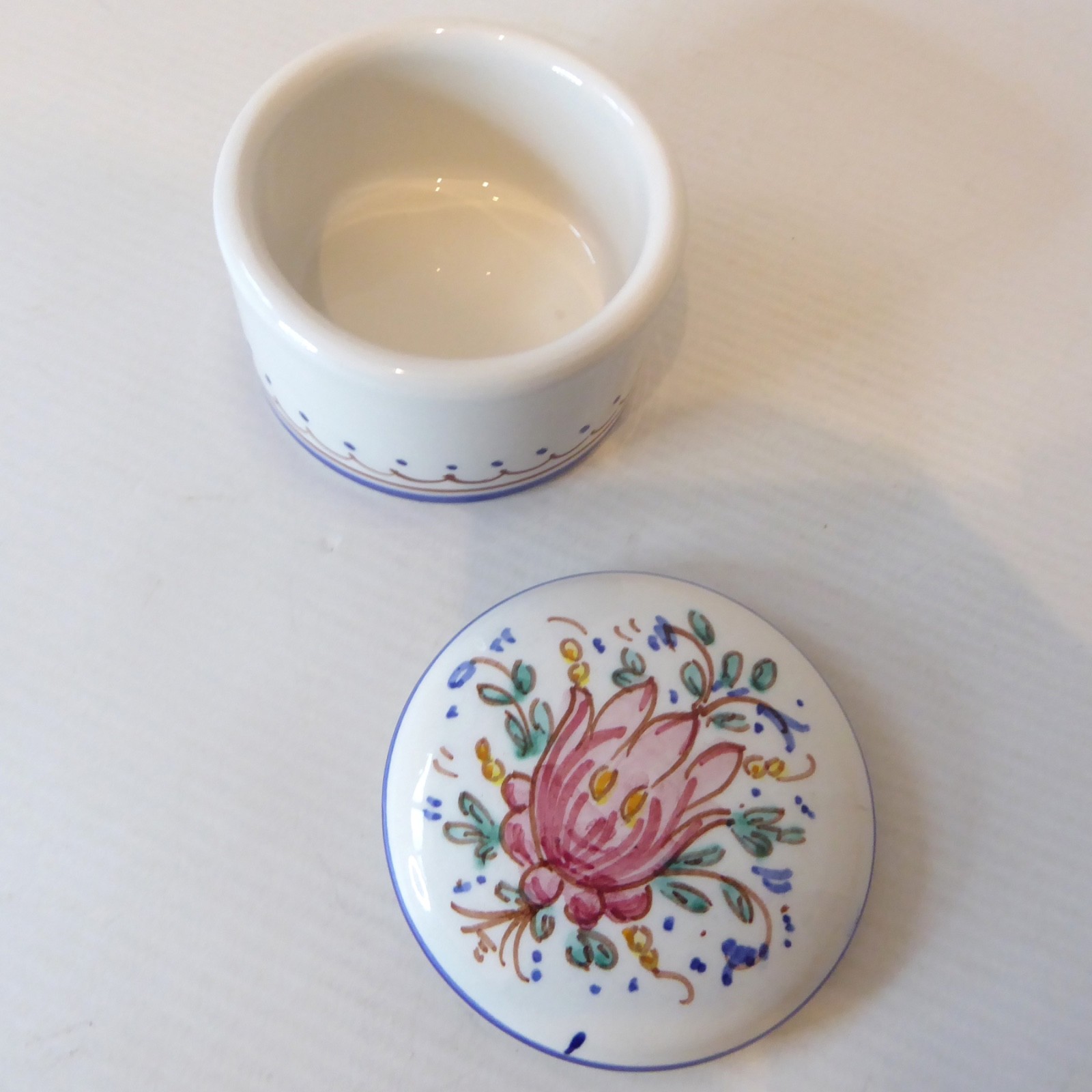 Magnanelli Gubbio Italy ceramic porcelain trinket container box, small lidded - Image 6