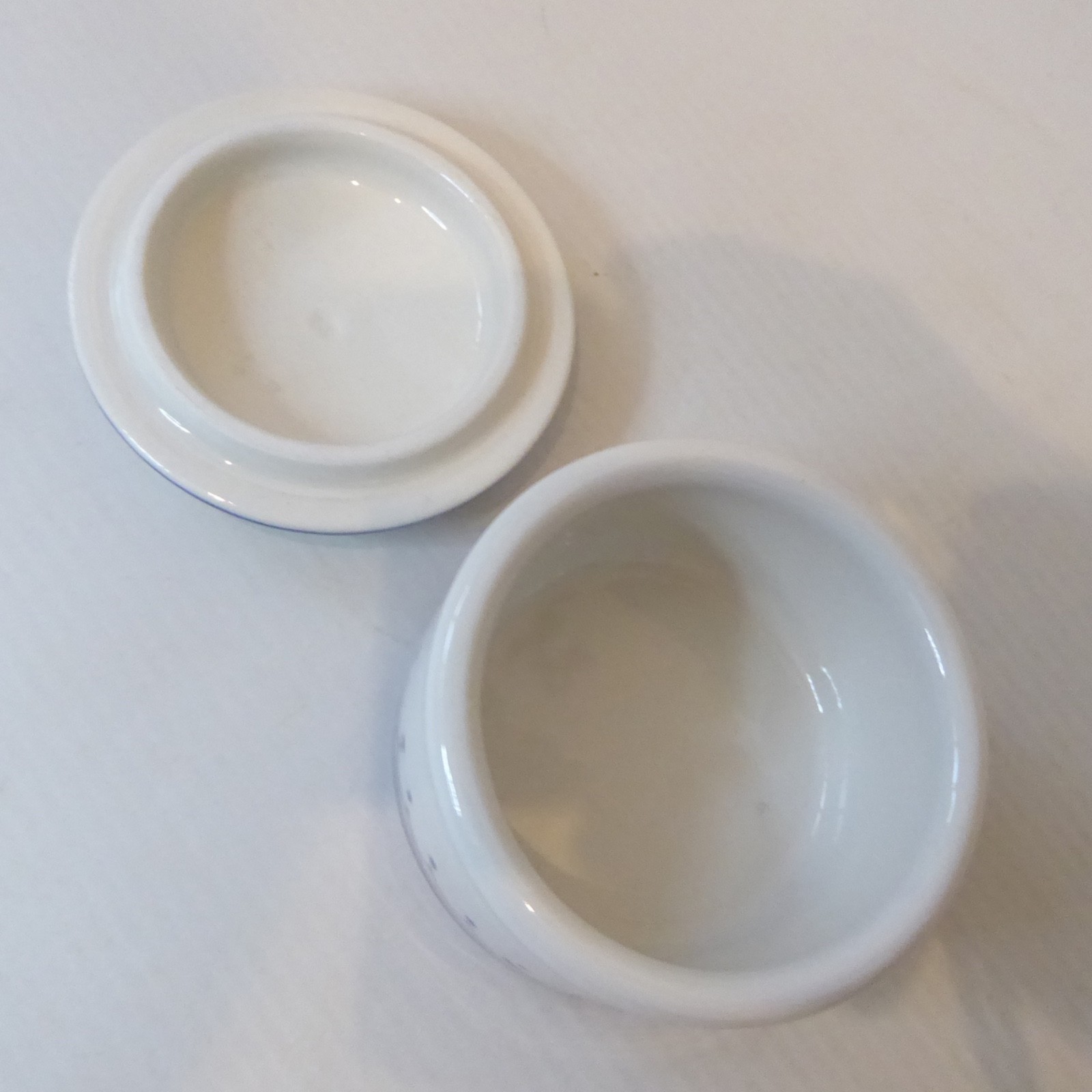 Magnanelli Gubbio Italy ceramic porcelain trinket container box, small lidded - Image 7