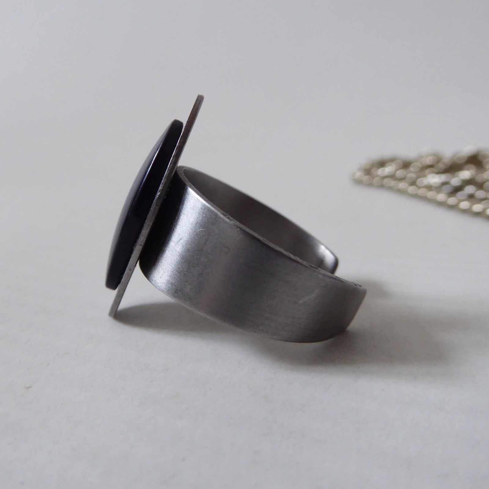 Modernist retro stainless steel vintage pendant necklace & blue abalone ring - Image 11