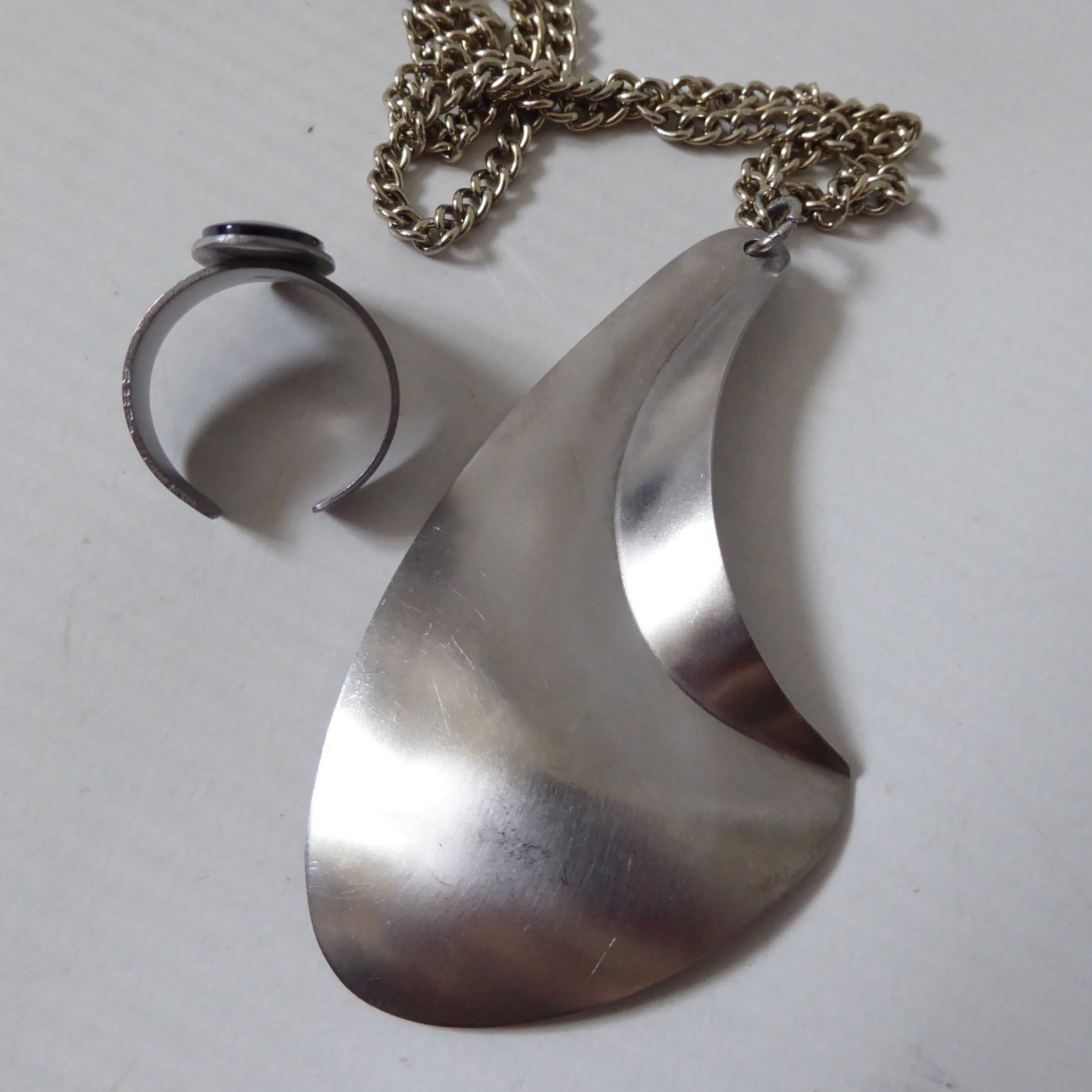 Modernist retro stainless steel vintage pendant necklace & blue abalone ring - Image 15