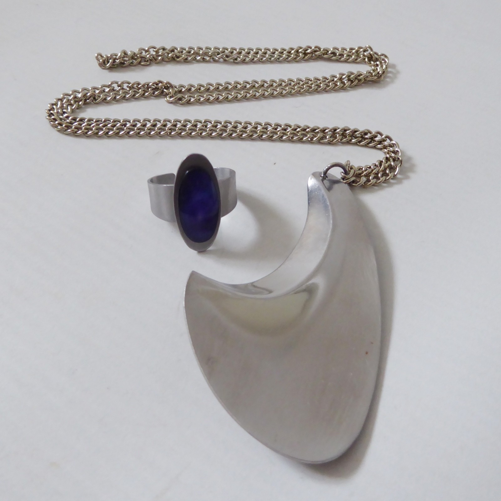 Modernist retro stainless steel vintage pendant necklace & blue abalone ring - Image 3