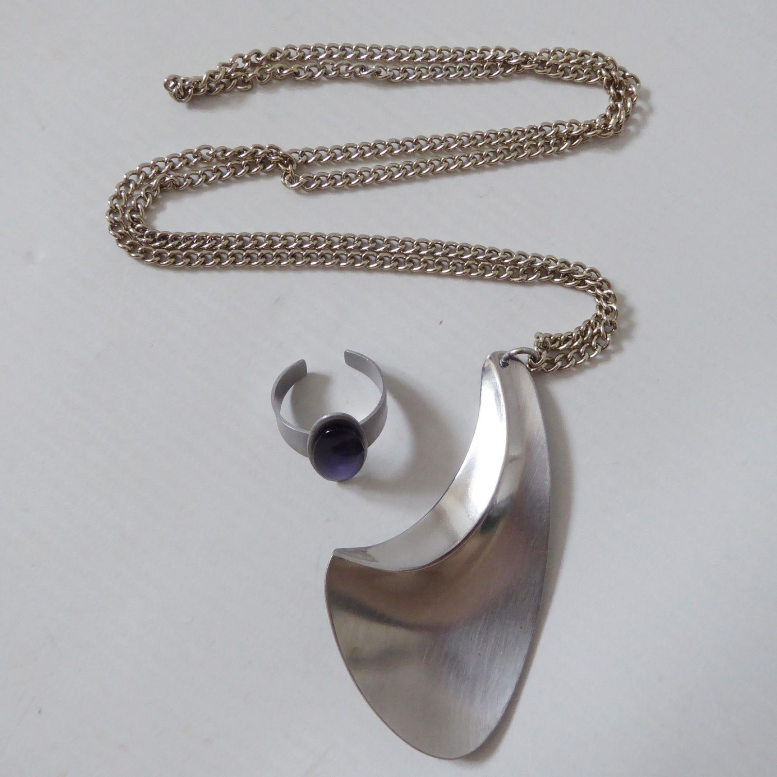 Modernist retro stainless steel vintage pendant necklace & blue abalone ring - Image 4