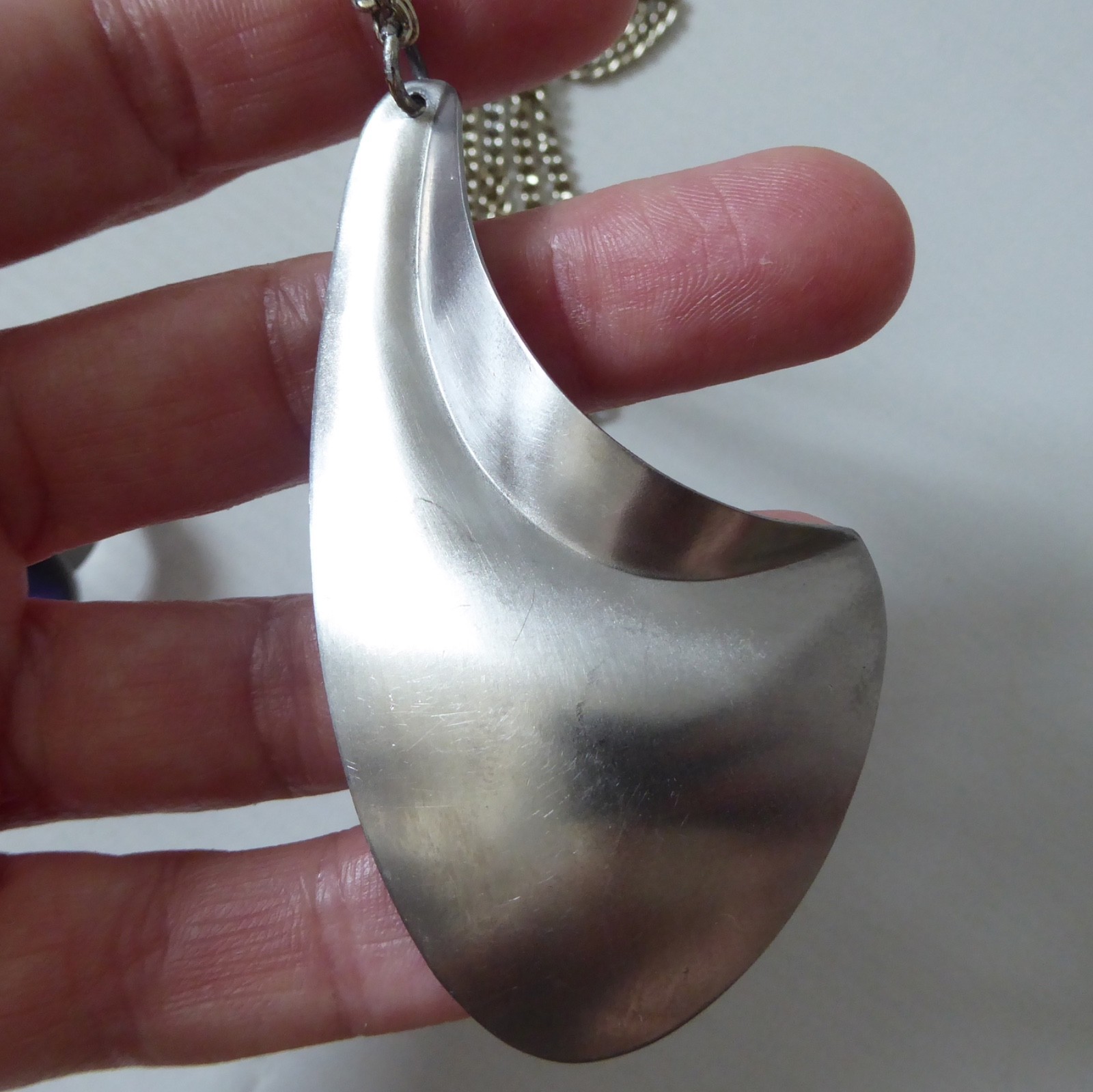 Modernist retro stainless steel vintage pendant necklace & blue abalone ring - Image 9