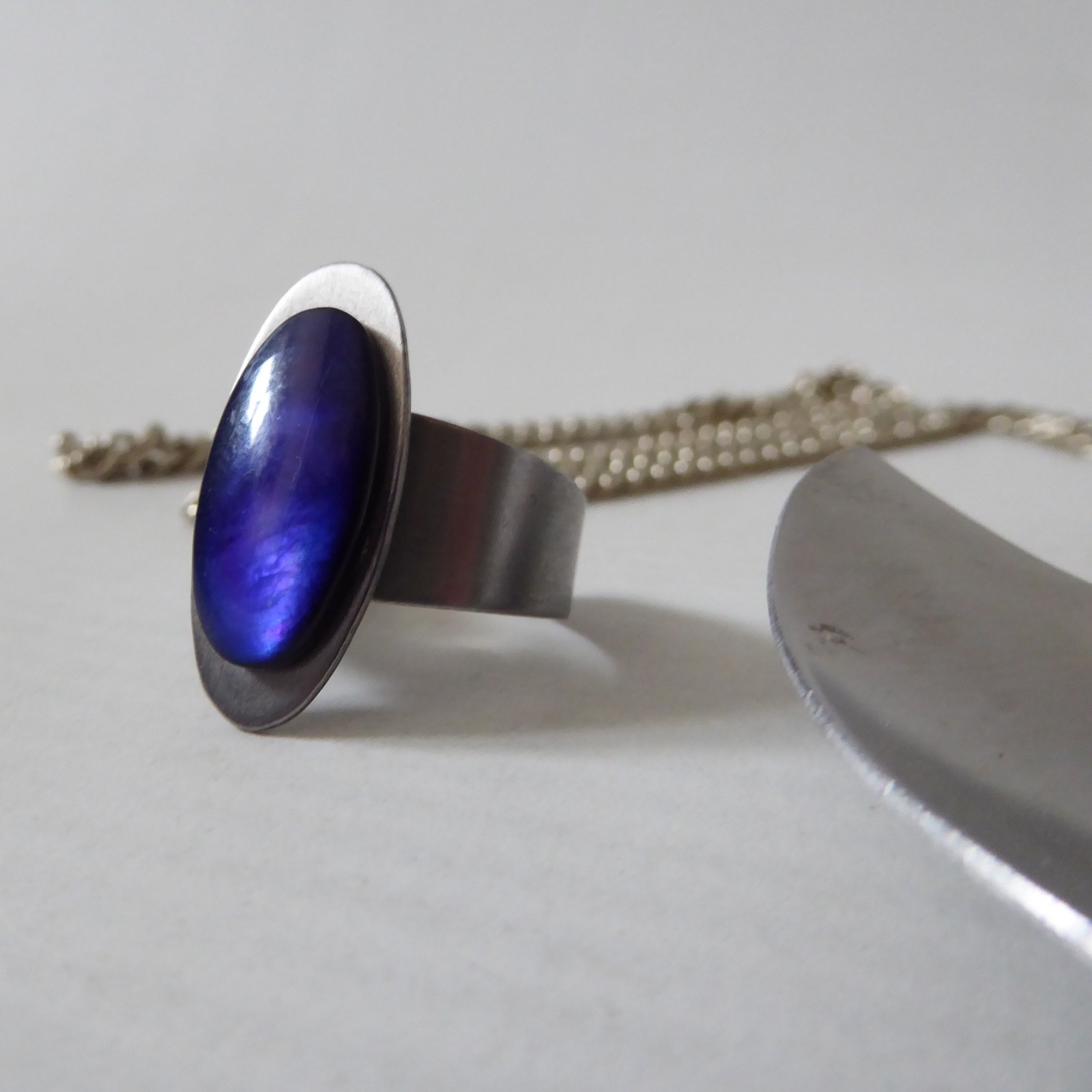 Modernist retro stainless steel vintage pendant necklace & blue abalone ring - Image 10