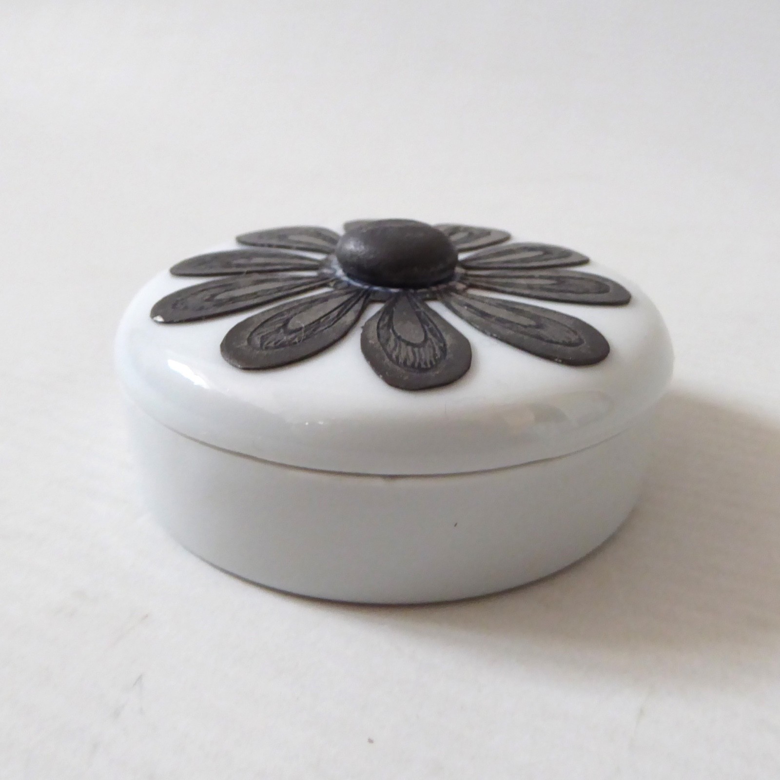 Philippe Deshoulieres Limoges France porcelain vintage pill box pot, Orselly L&J - Image 2