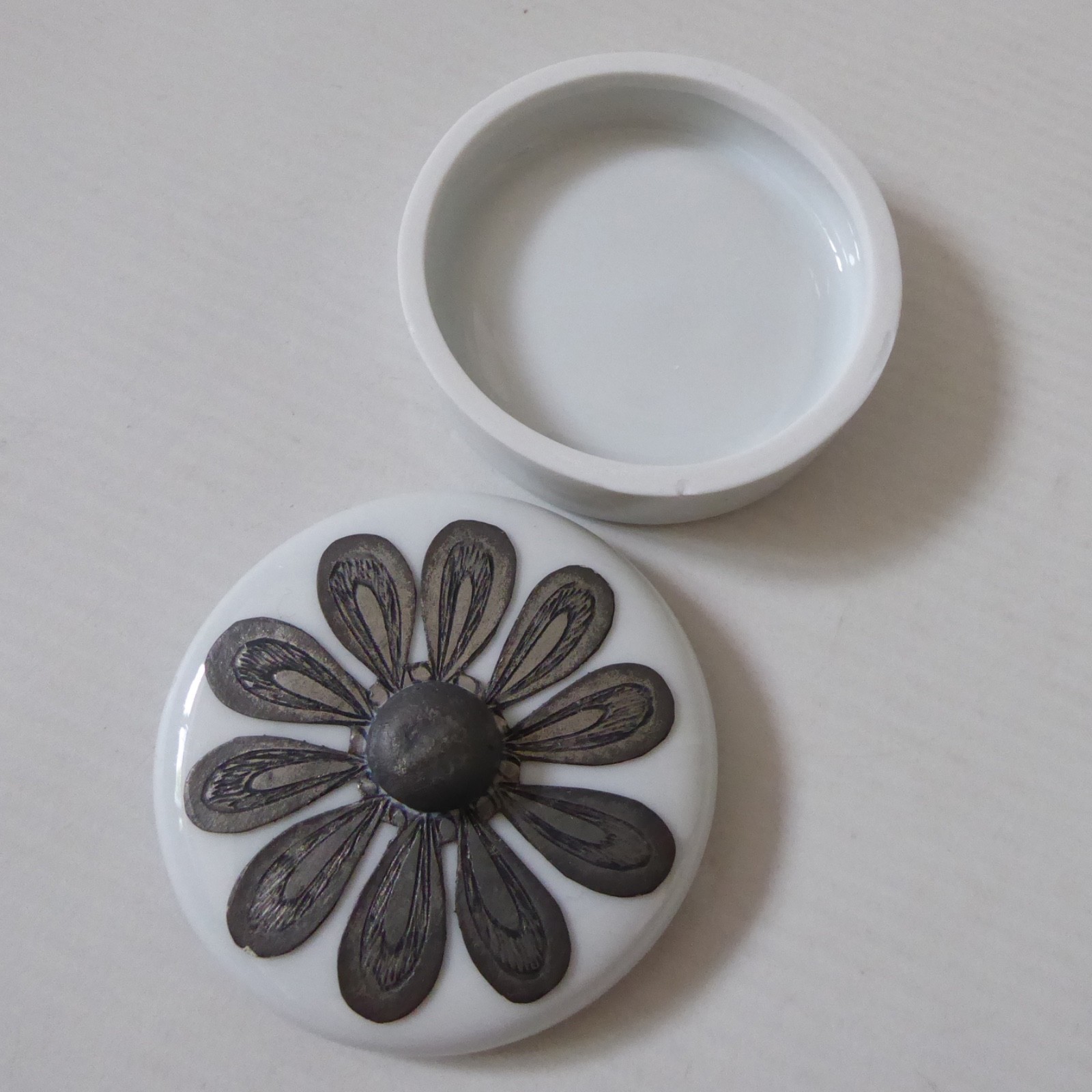 Philippe Deshoulieres Limoges France porcelain vintage pill box pot, Orselly L&J - Image 4