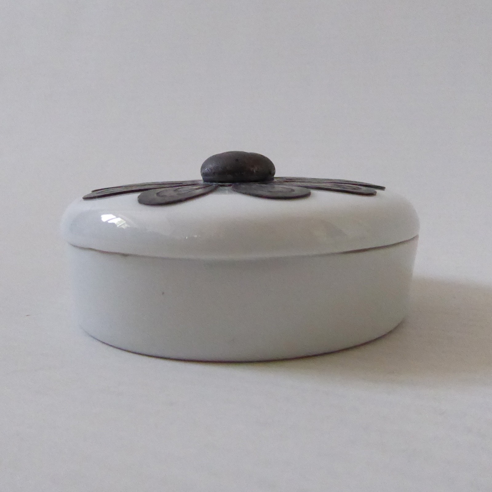 Philippe Deshoulieres Limoges France porcelain vintage pill box pot, Orselly L&J - Image 9