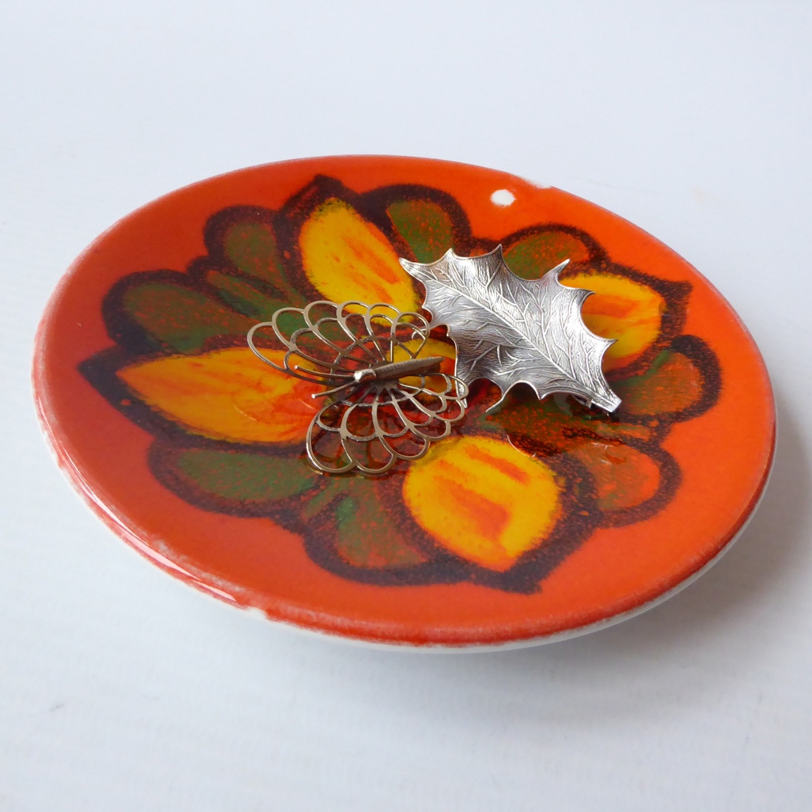 Poole pottery Delphis small orange plate, shape 49. Retro round orange signed R - Image 6